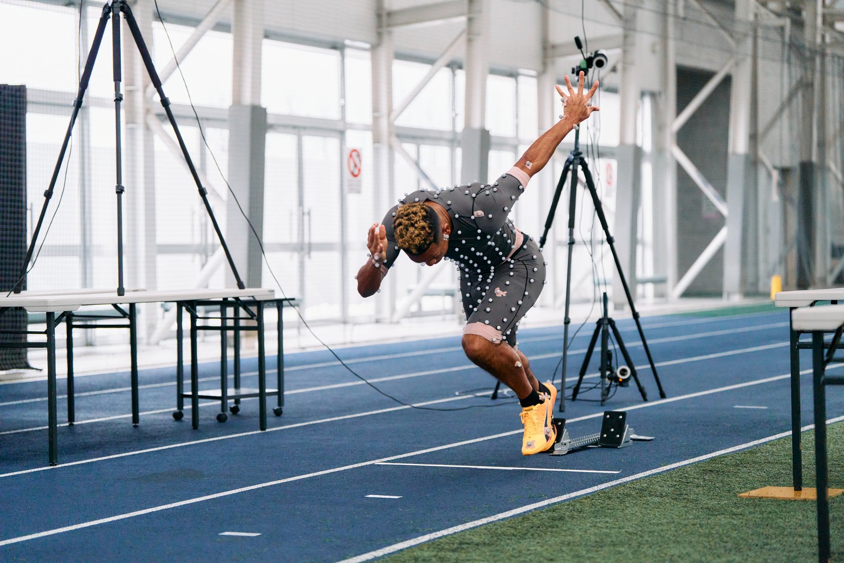 「ゴールドウイン テック・ラボ」でさまざまなデータを計測中のサニブラウン選手の画像