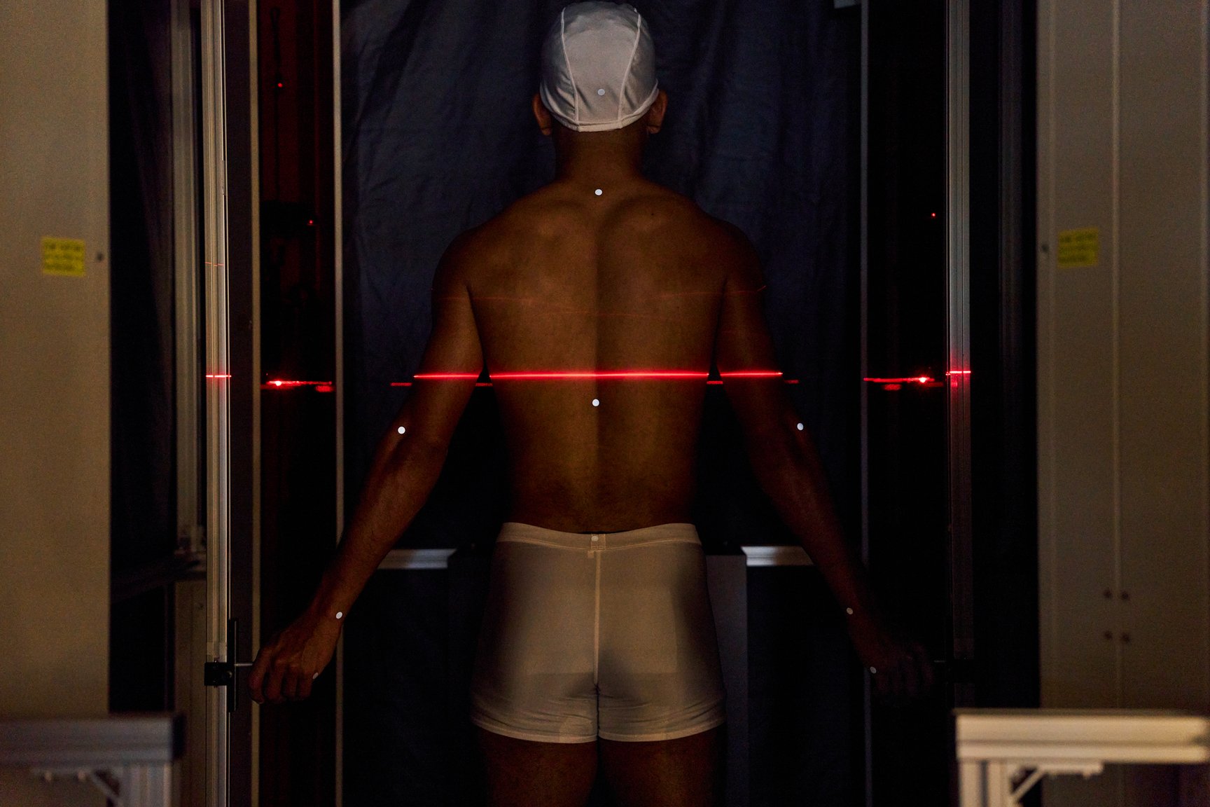 「ゴールドウイン テック・ラボ」でさまざまなデータを計測中のサニブラウン選手の画像