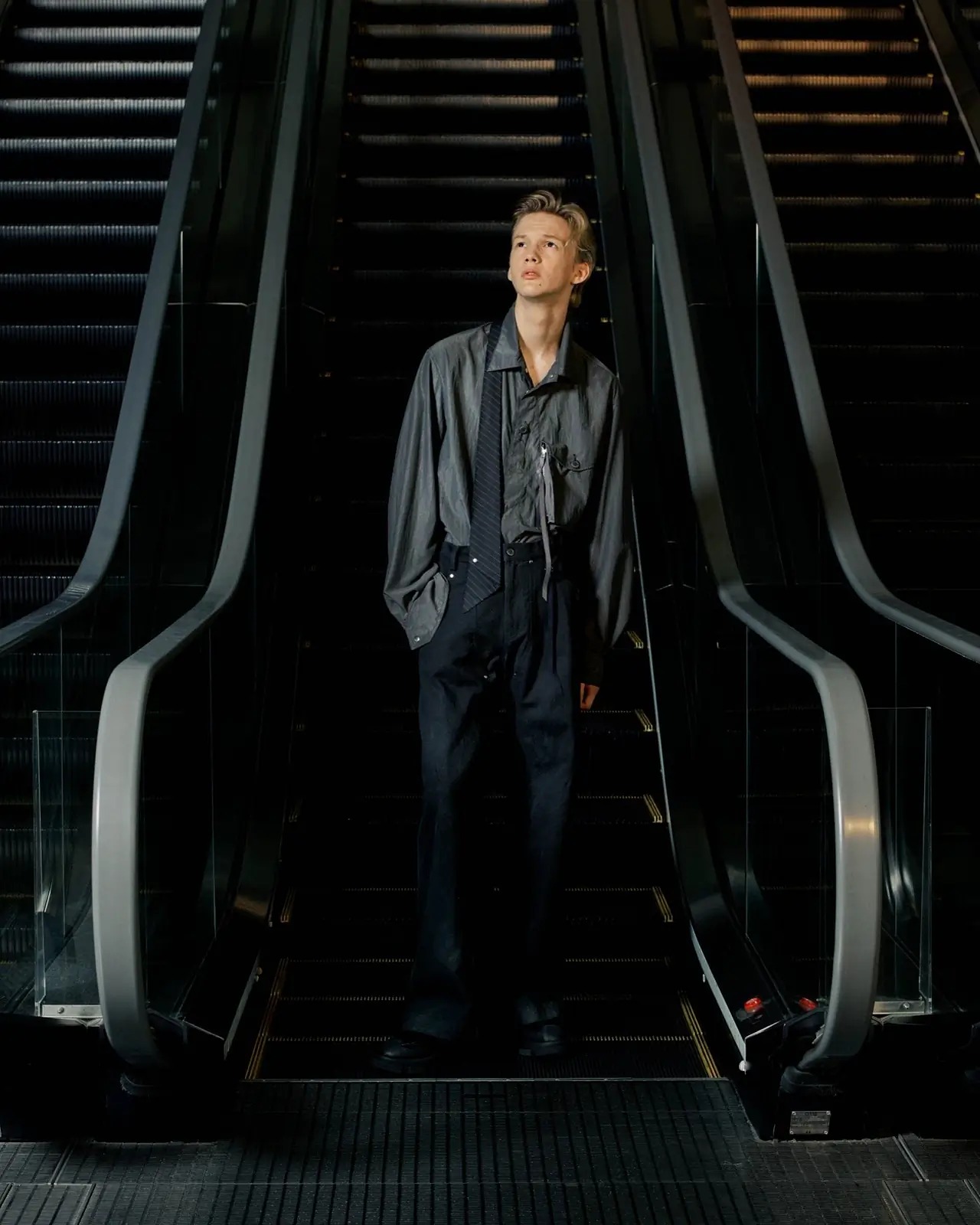 タムのシャツを着たモデル