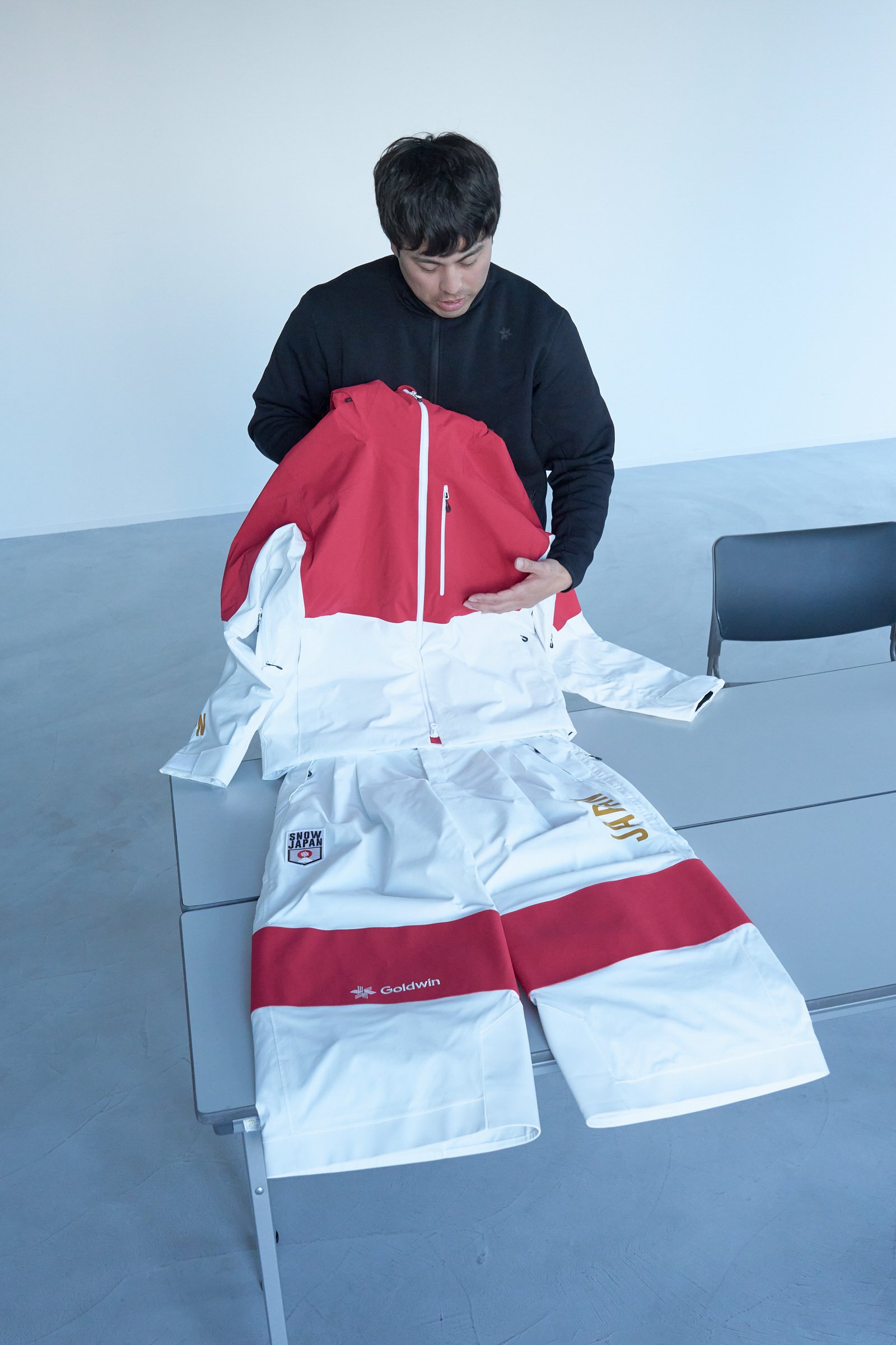 ゴールドウインがスキーモーグル日本代表選手団に提供したウェアについて説明する石井さんの画像