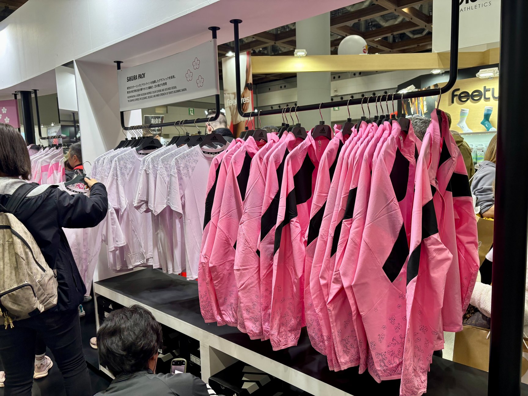 アディダスのウェア画像