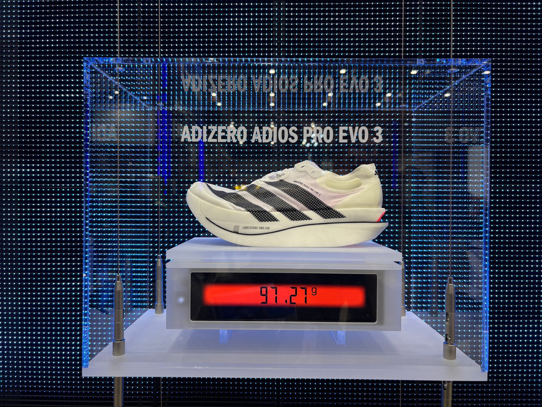 アディダスのシューズ画像