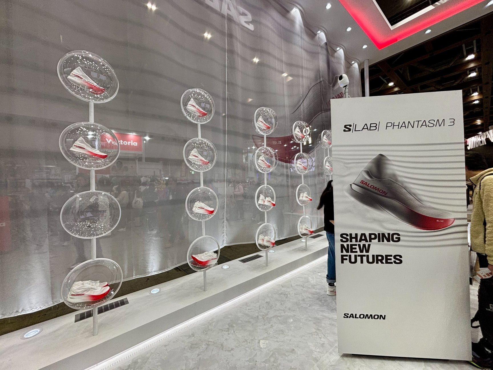 サロモンのシューズ画像