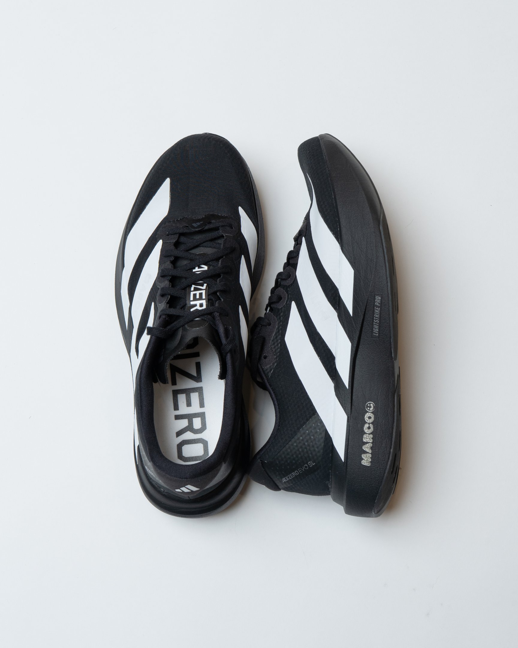 黒いランニングシューズ