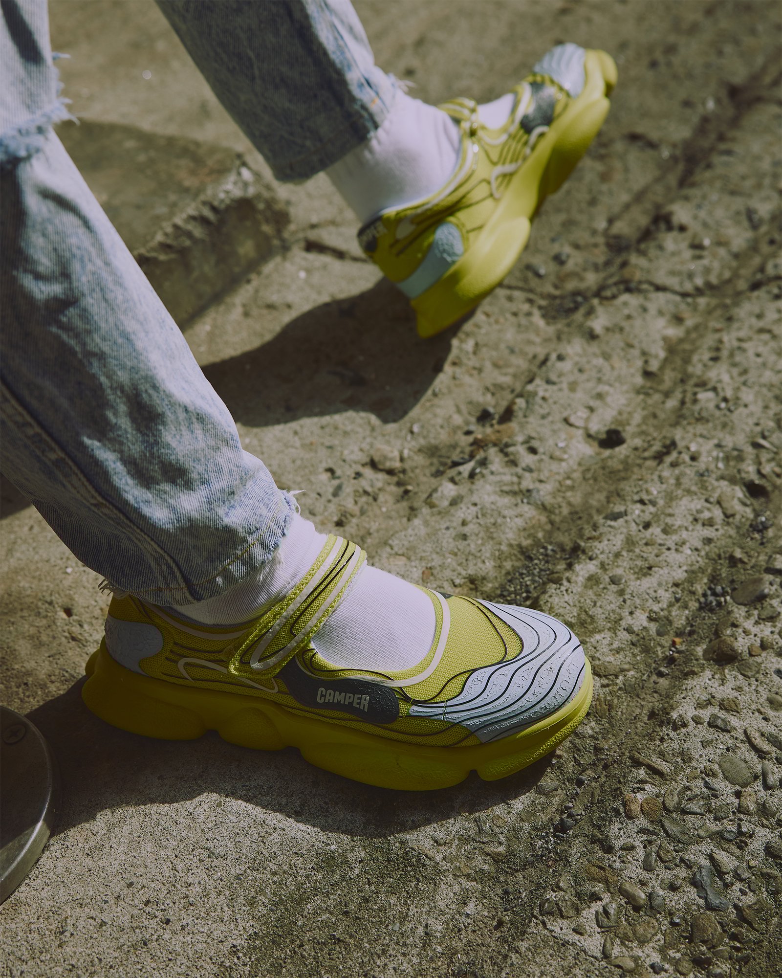 コトハヨコザワの洋服を着たモデル