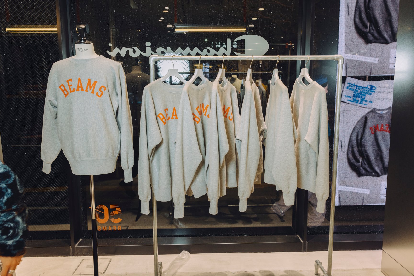 グレーのスウェットシャツ