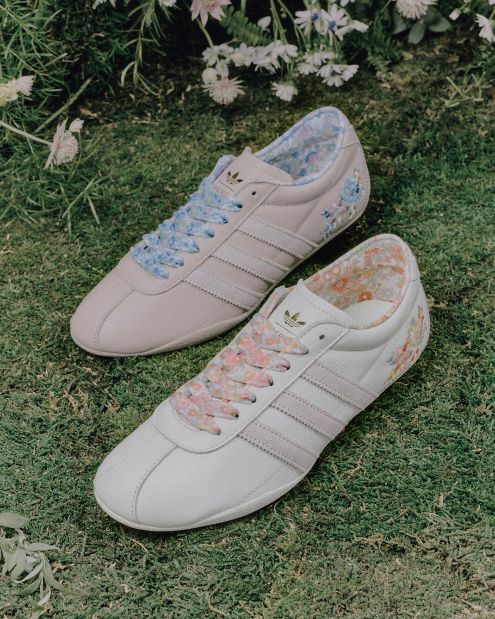 アディダスのスニーカー