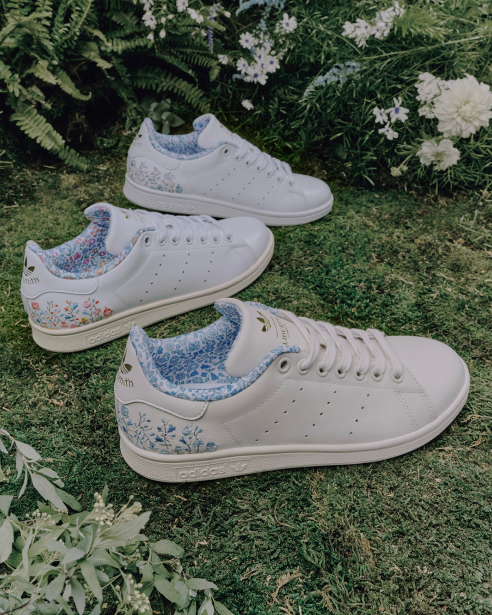 アディダスのスニーカー