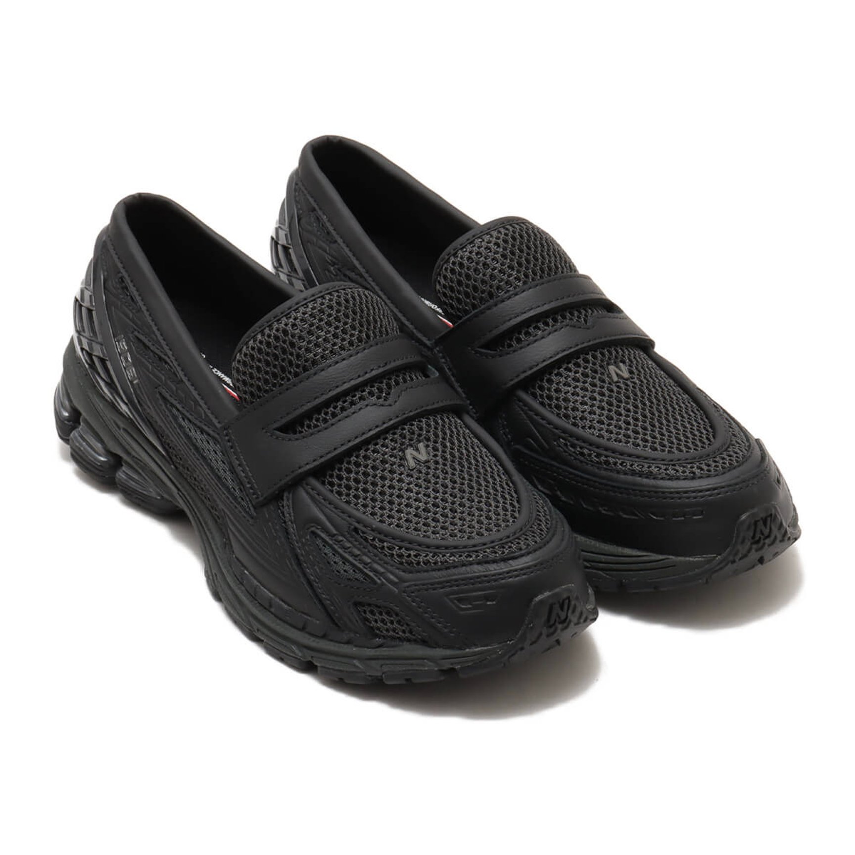 黒いローファースニーカー