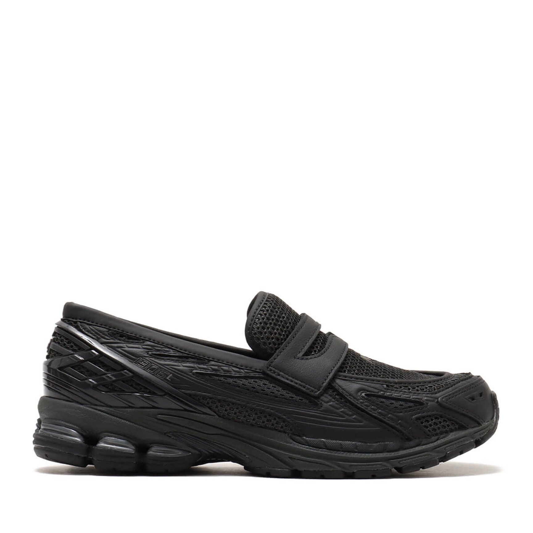 黒いローファースニーカー