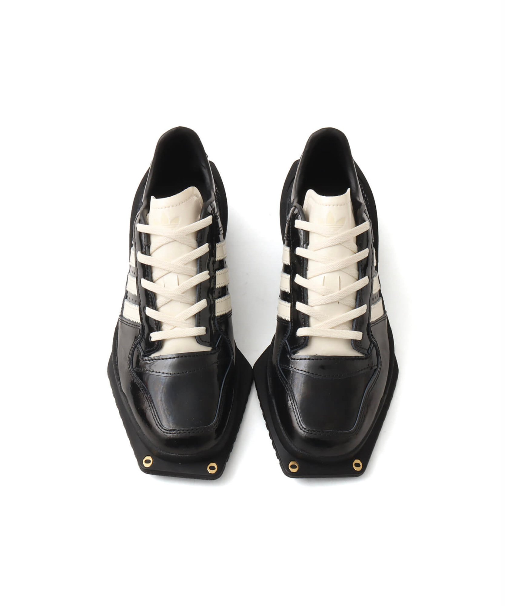 アディダスの黒いスニーカー