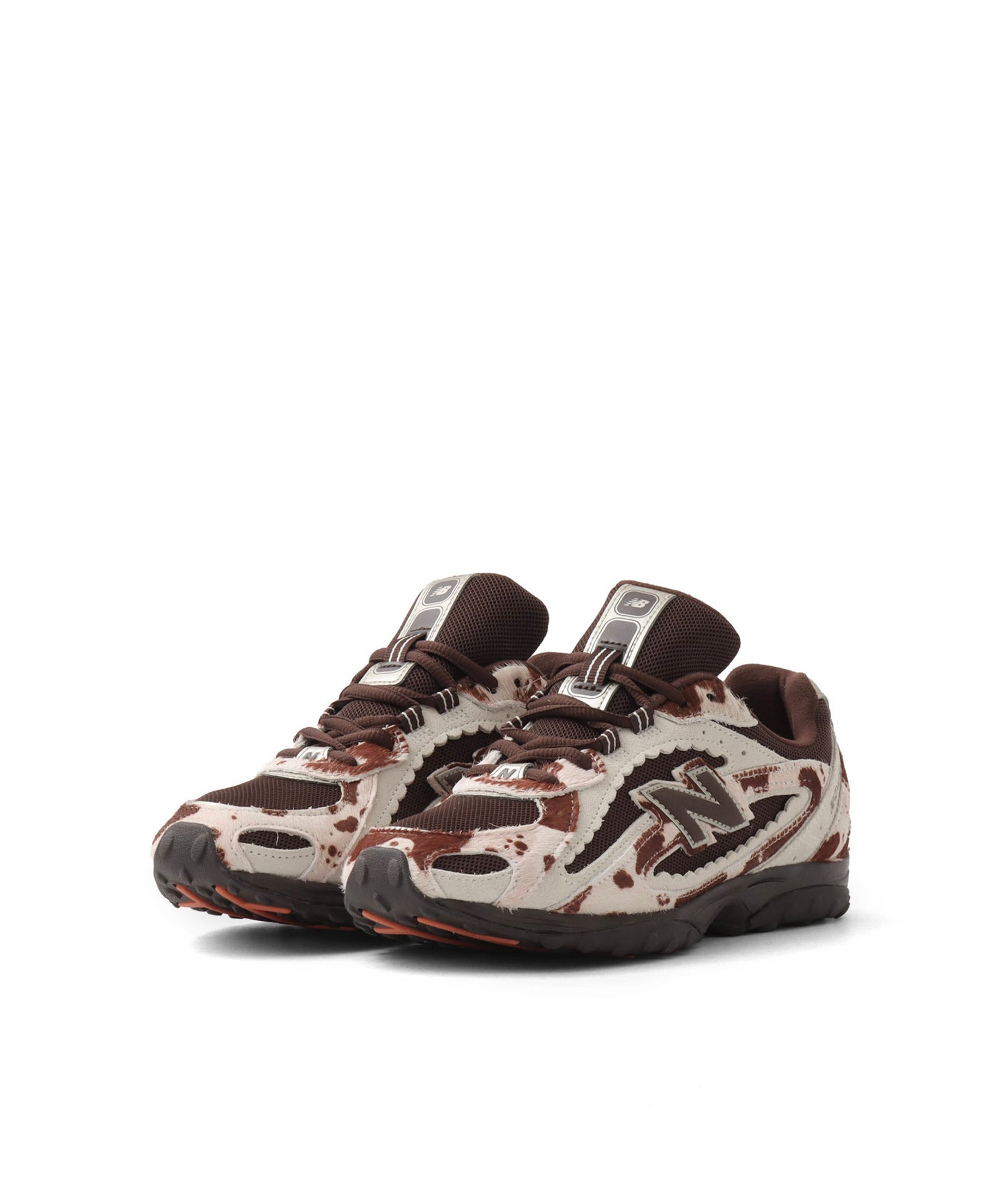 カウ柄のスニーカー