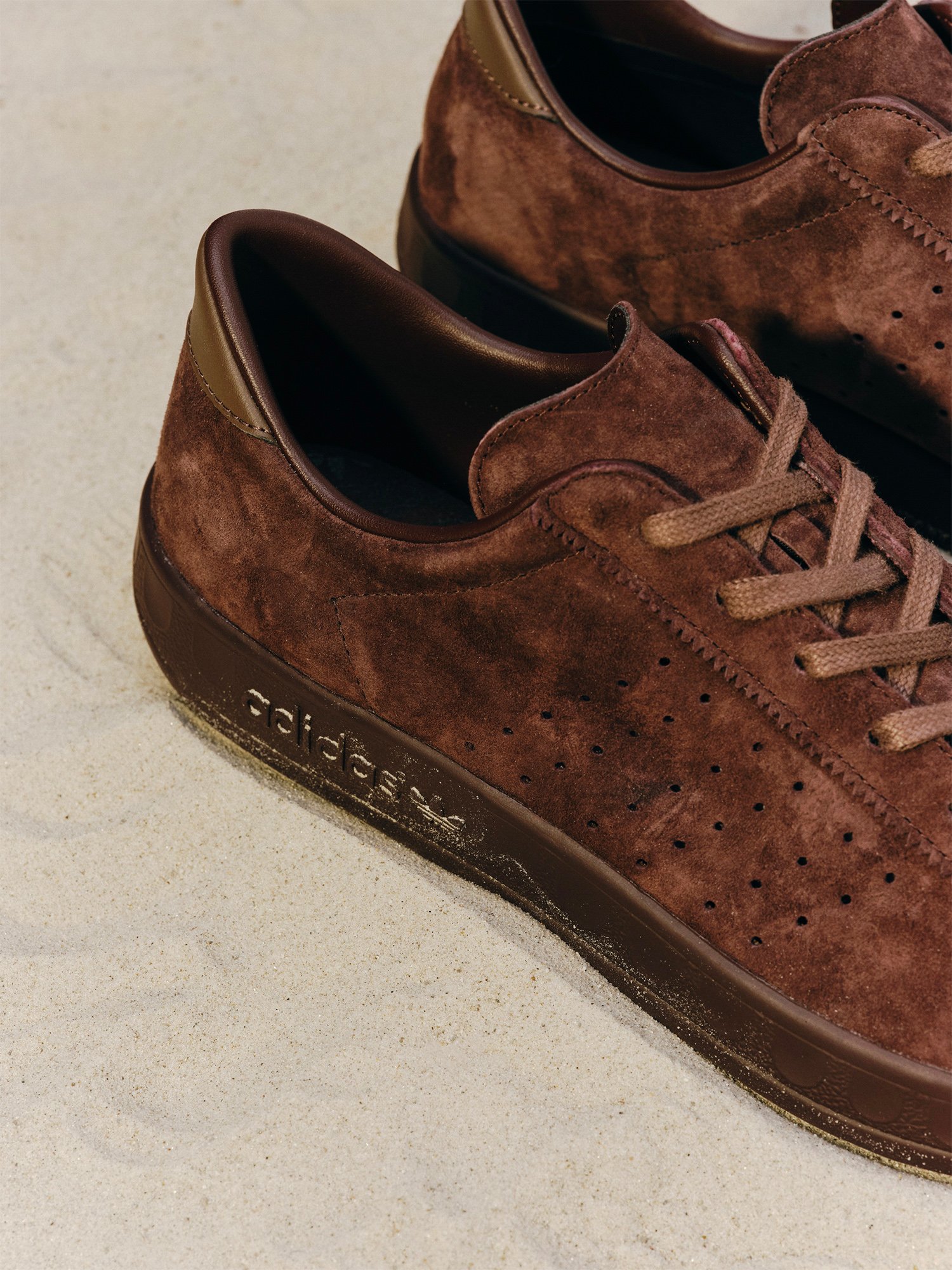 スエード素材のスニーカー