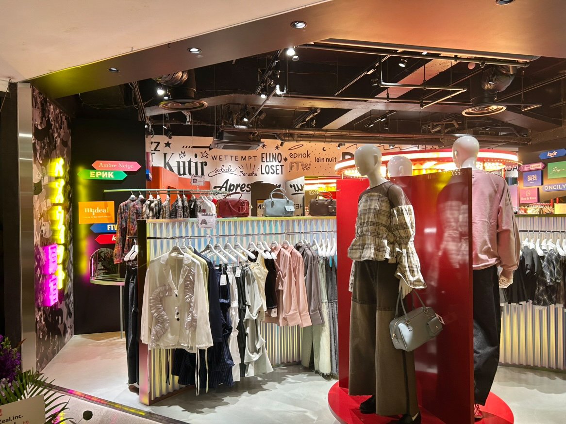 バズウィット原宿の店内画像