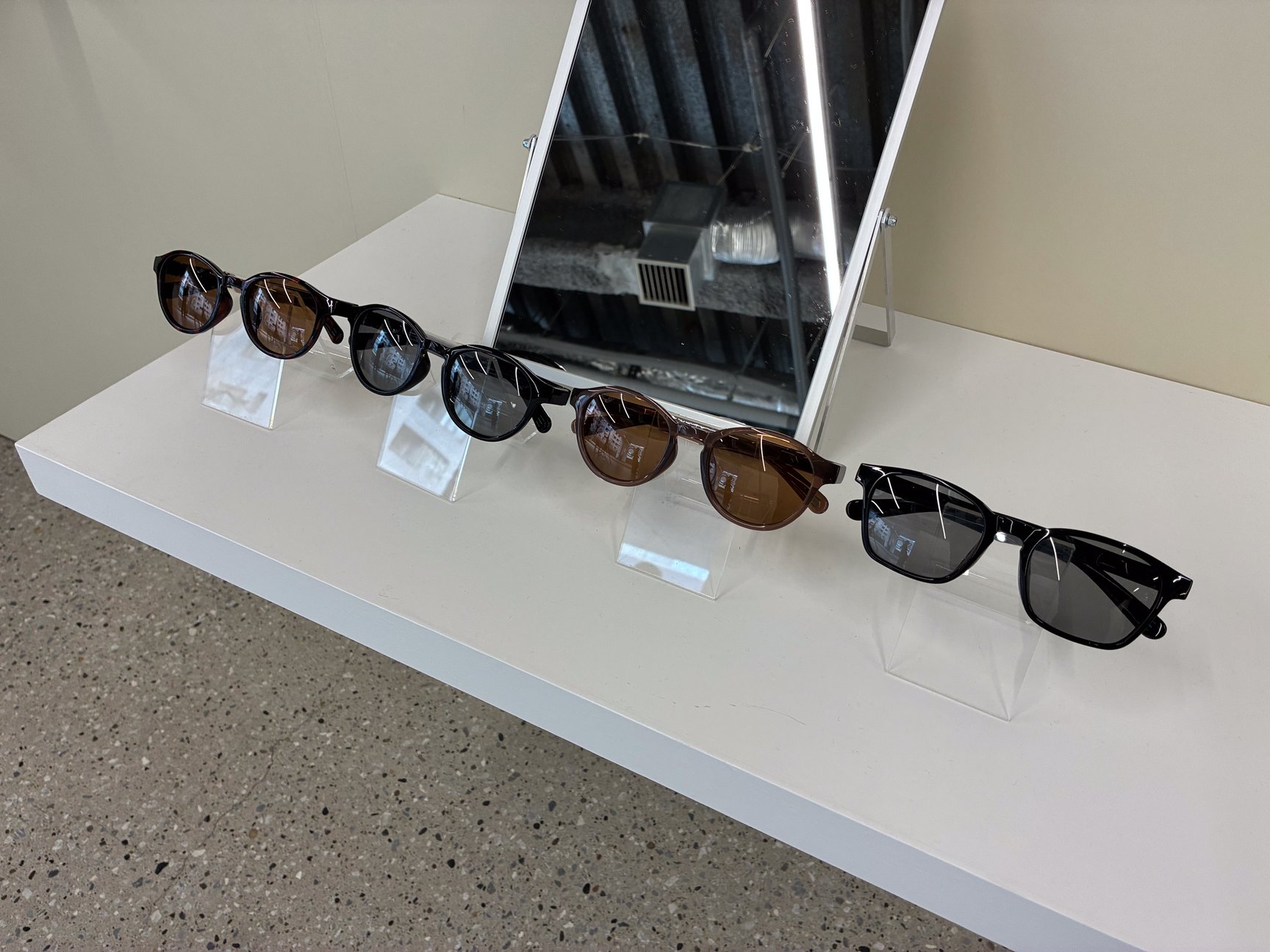 ファミマ「コンビニエンスウェア」のサングラスと腕時計