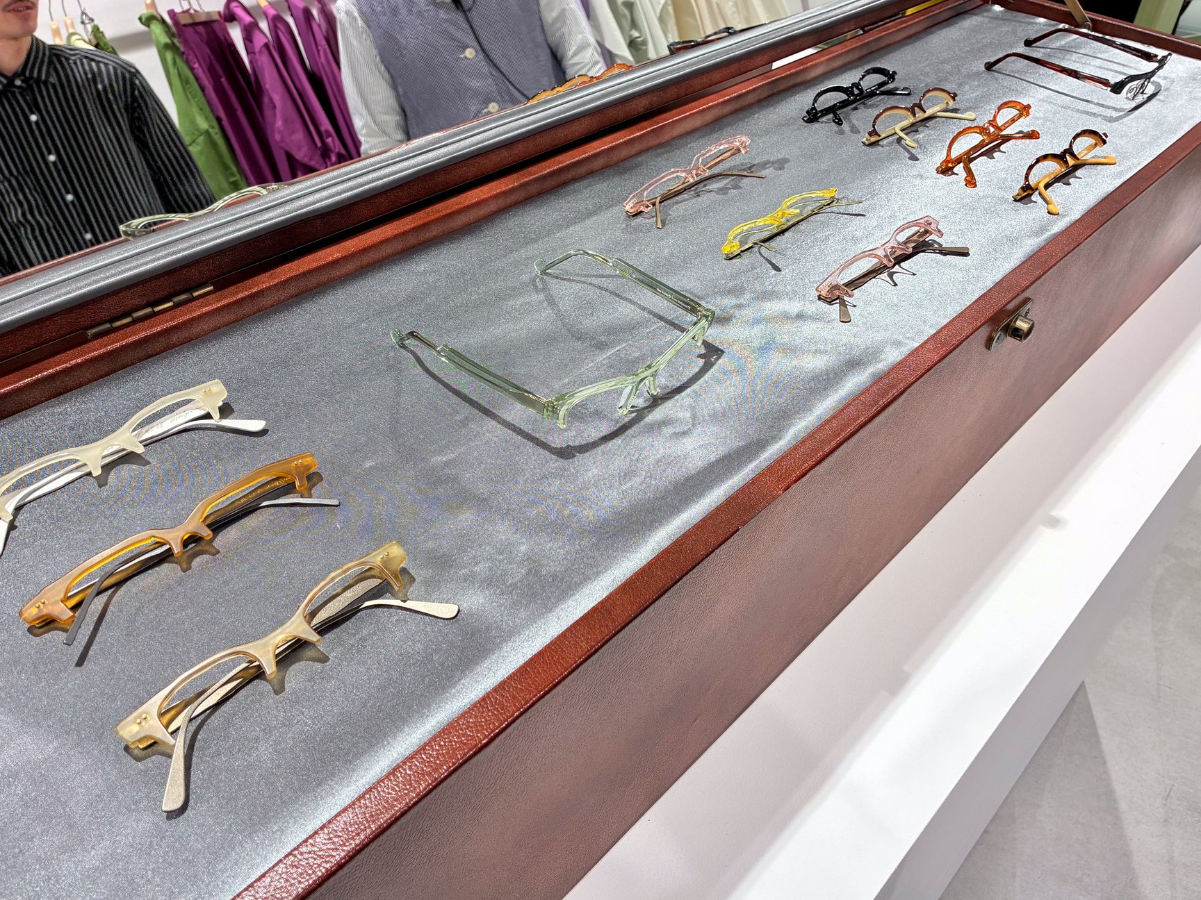 「ジュリー ケーゲル」と「テオ」のコラボレーションアクセサリー