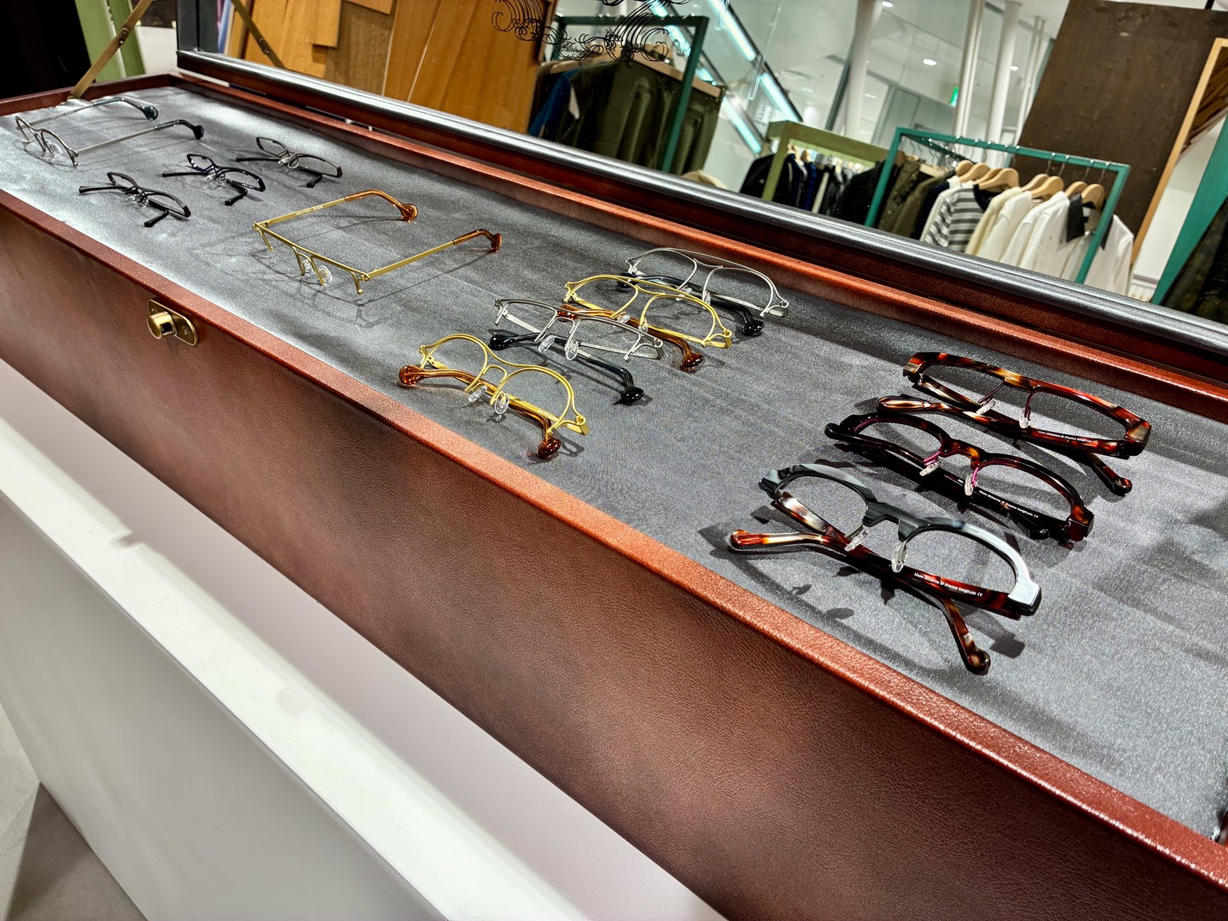 「ジュリー ケーゲル」と「テオ」のコラボレーションアクセサリー