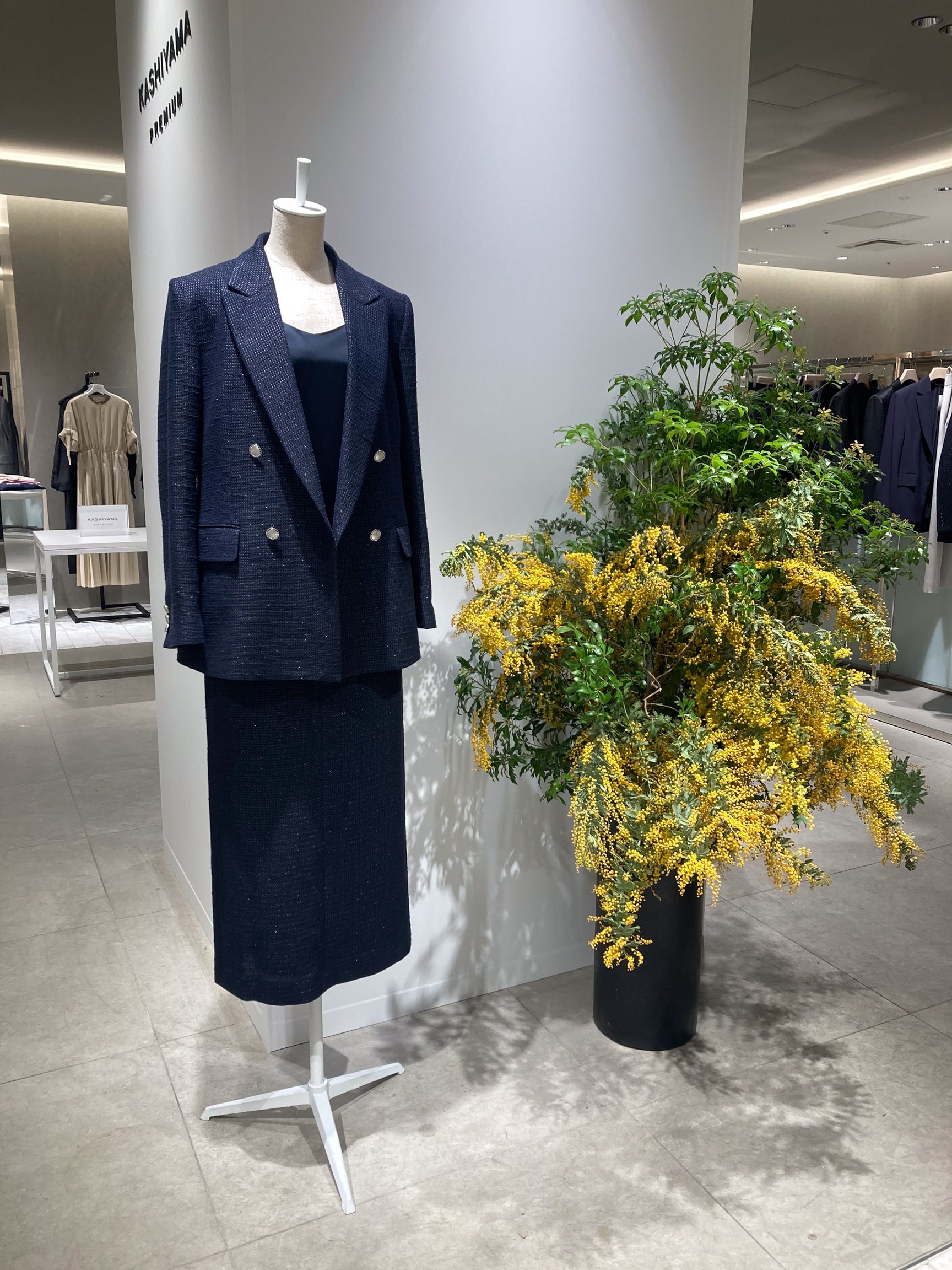 カシヤマと伊勢丹新宿店が協業した「カシヤマ プレミアム ウィメン」のスーツ