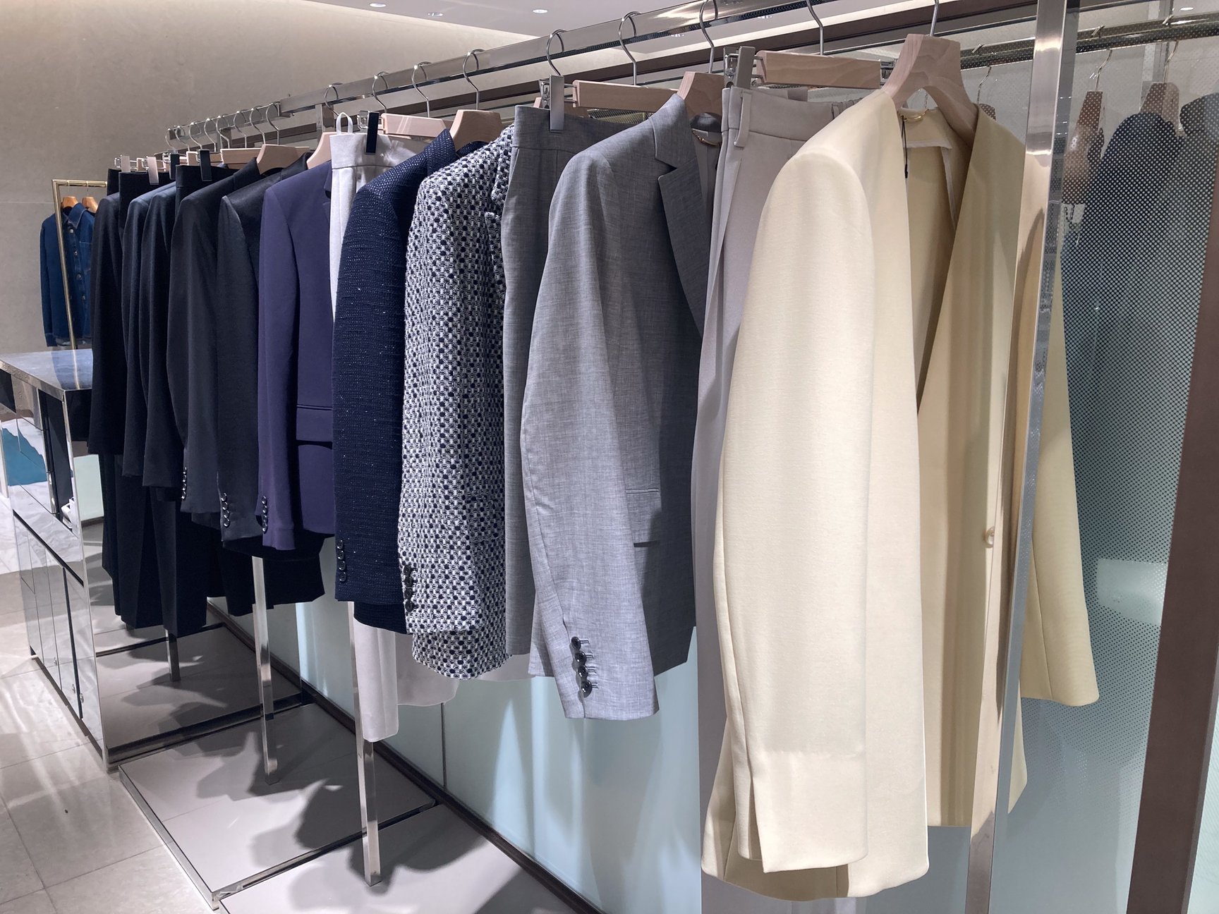 カシヤマと伊勢丹新宿店が協業した「カシヤマ プレミアム ウィメン」のスーツ