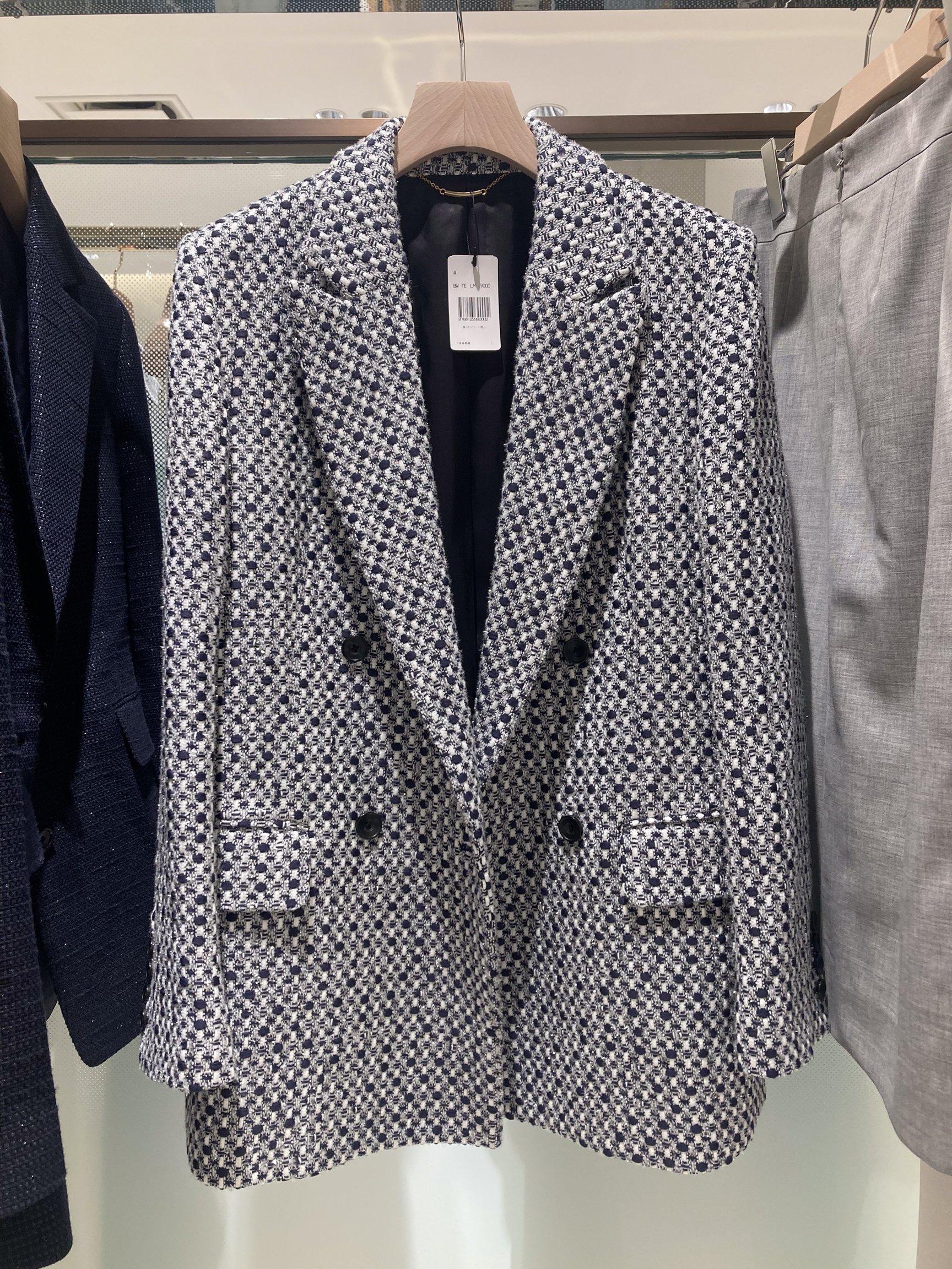 カシヤマと伊勢丹新宿店が協業した「カシヤマ プレミアム ウィメン」のスーツ