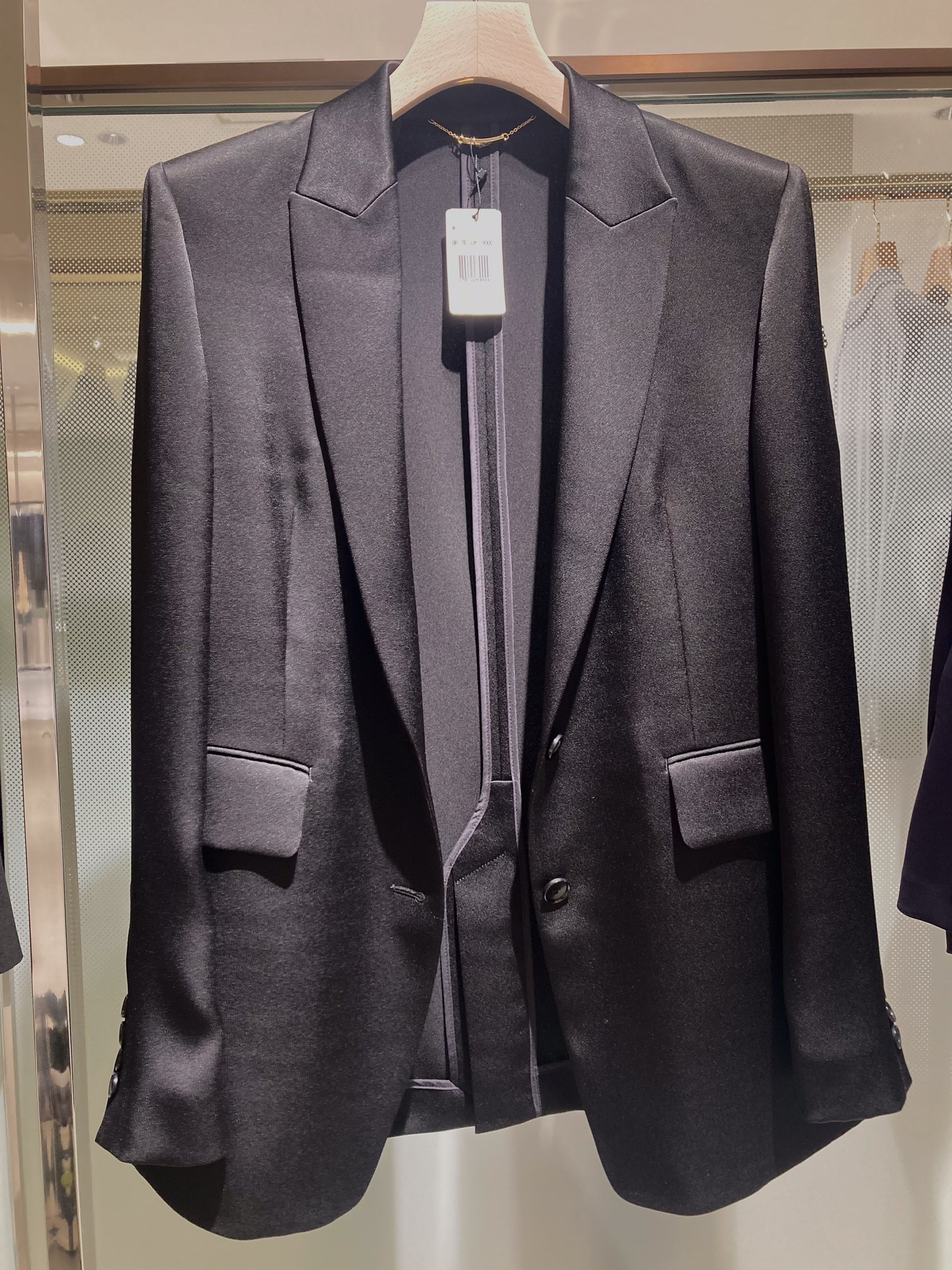 カシヤマと伊勢丹新宿店が協業した「カシヤマ プレミアム ウィメン」のスーツ