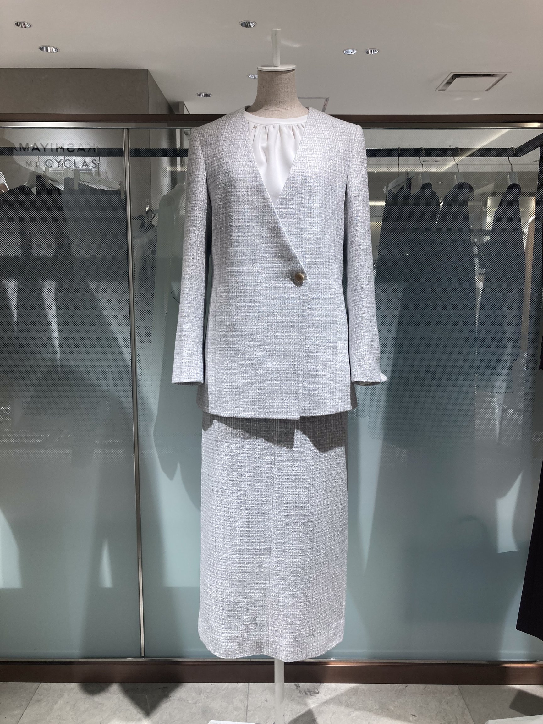 カシヤマと伊勢丹新宿店が協業した「カシヤマ プレミアム ウィメン」のスーツ