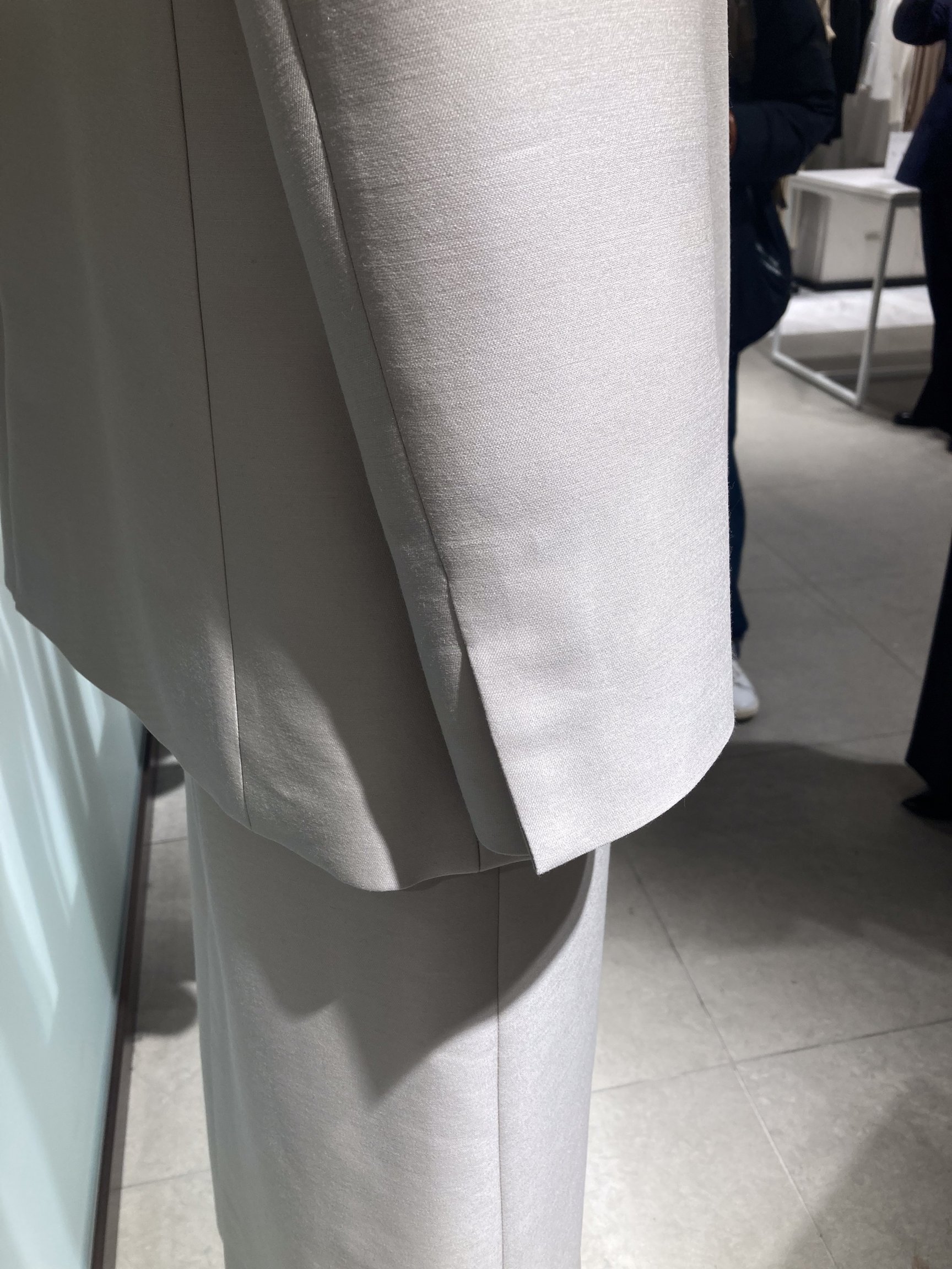 カシヤマと伊勢丹新宿店が協業した「カシヤマ プレミアム ウィメン」のスーツ