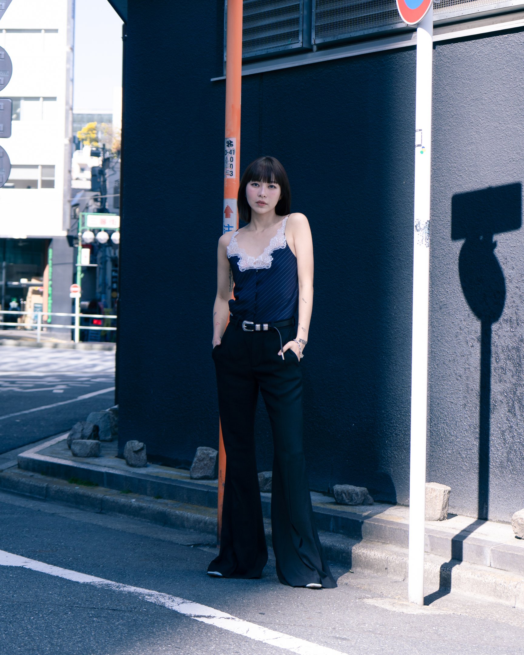 カナコサカイの服を着たモデル