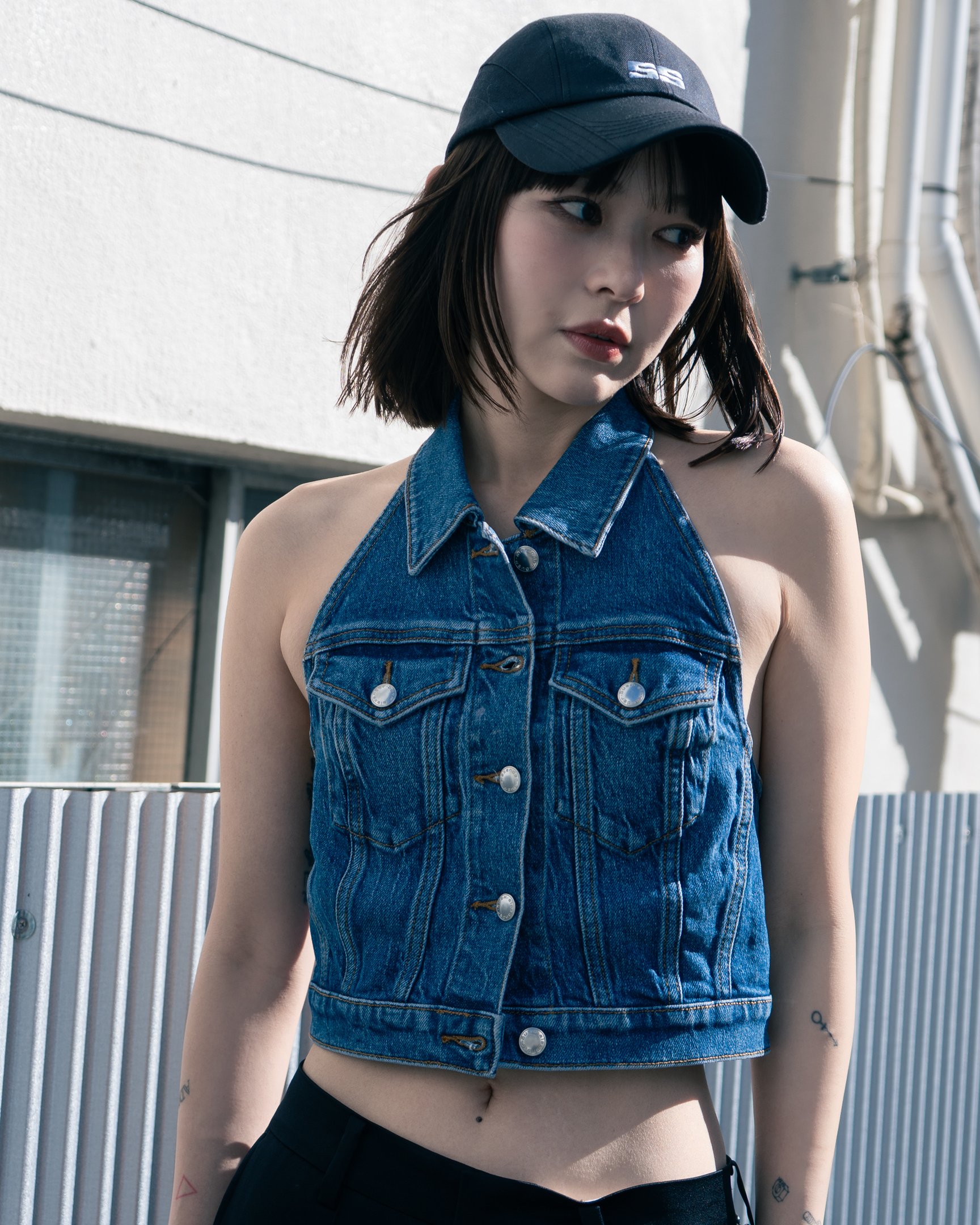 カナコサカイの服を着たモデル