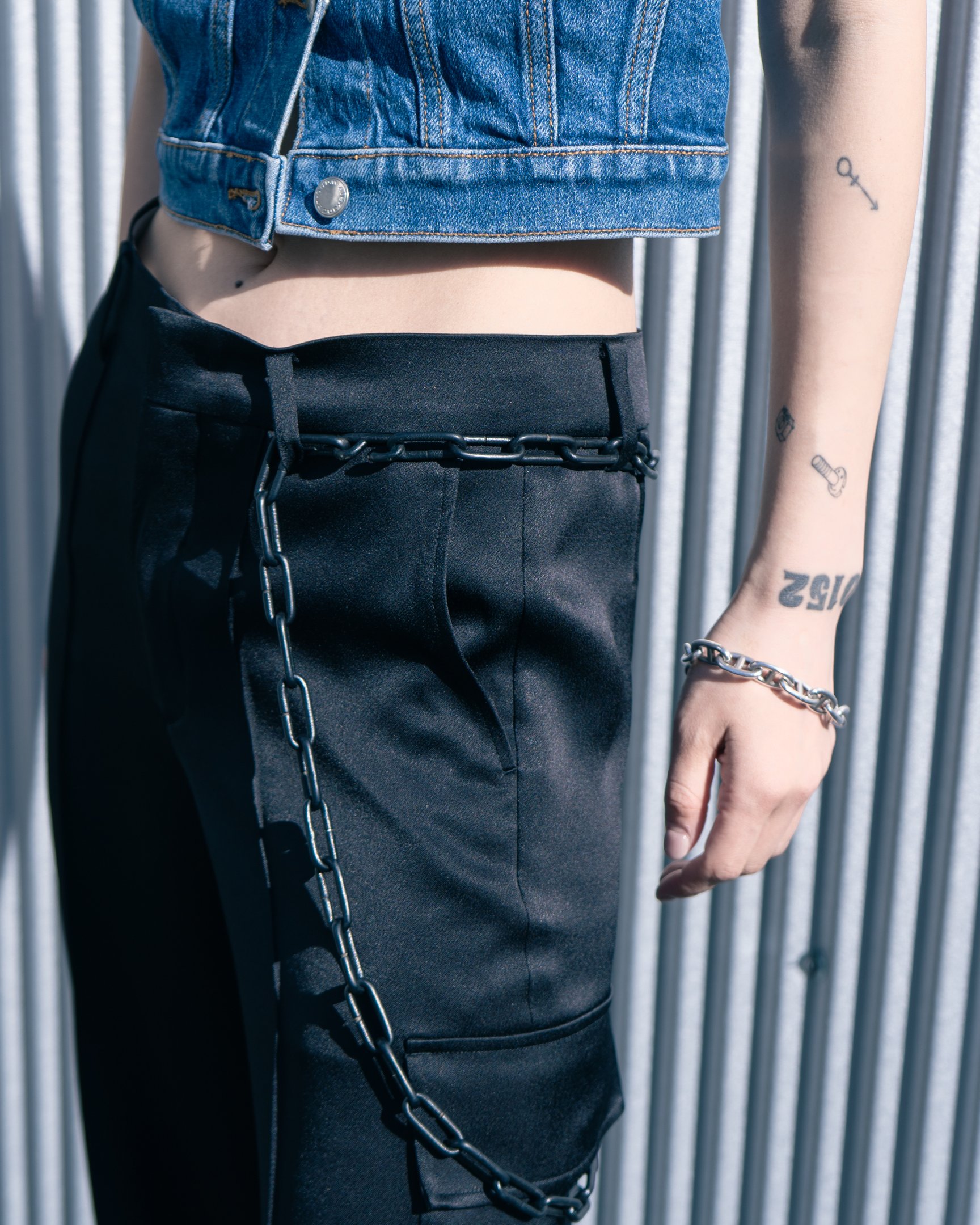 カナコサカイの服を着たモデル