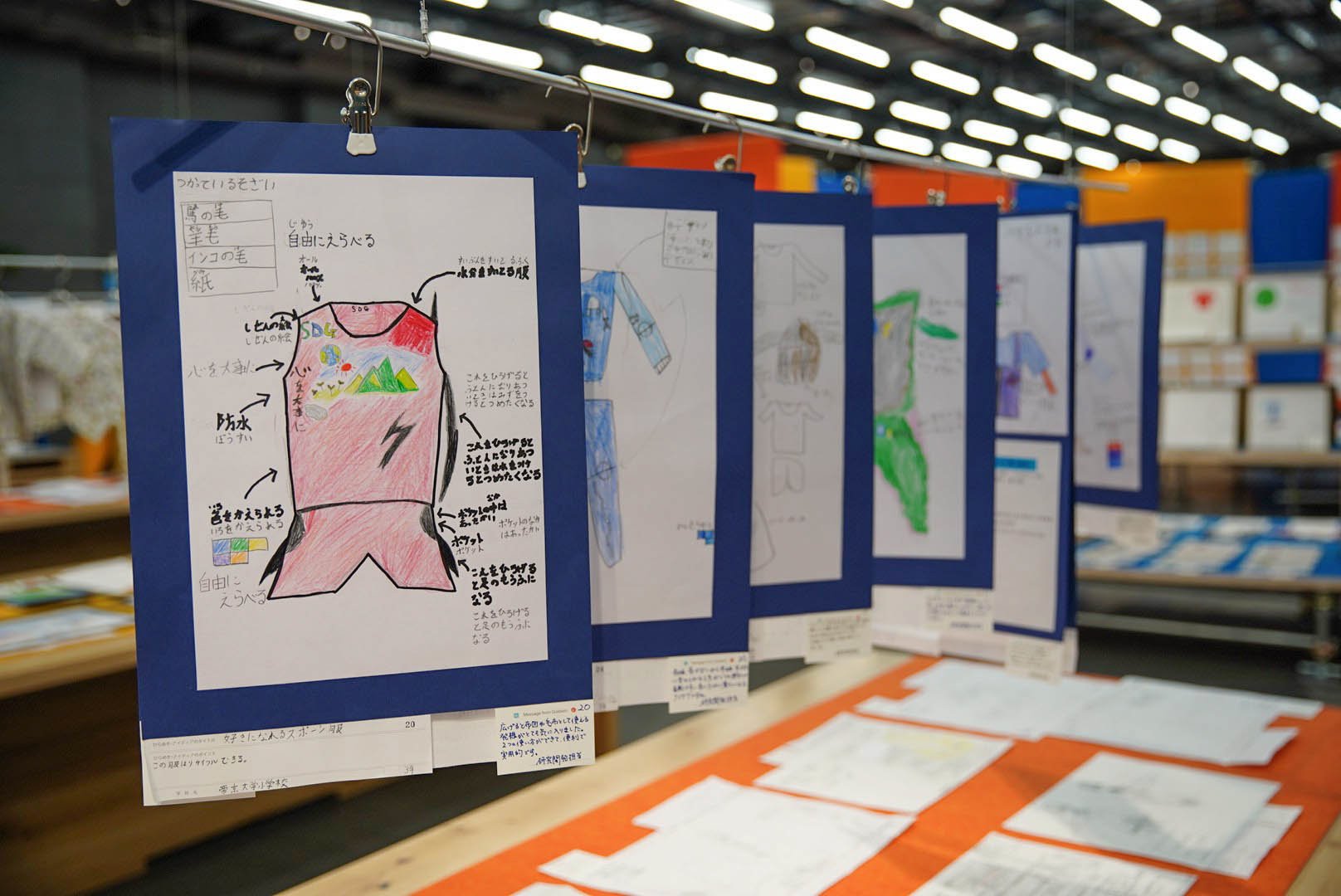 「ゴールドウイン 地球にやさしい未来の服、ひらめき展」の会場風景