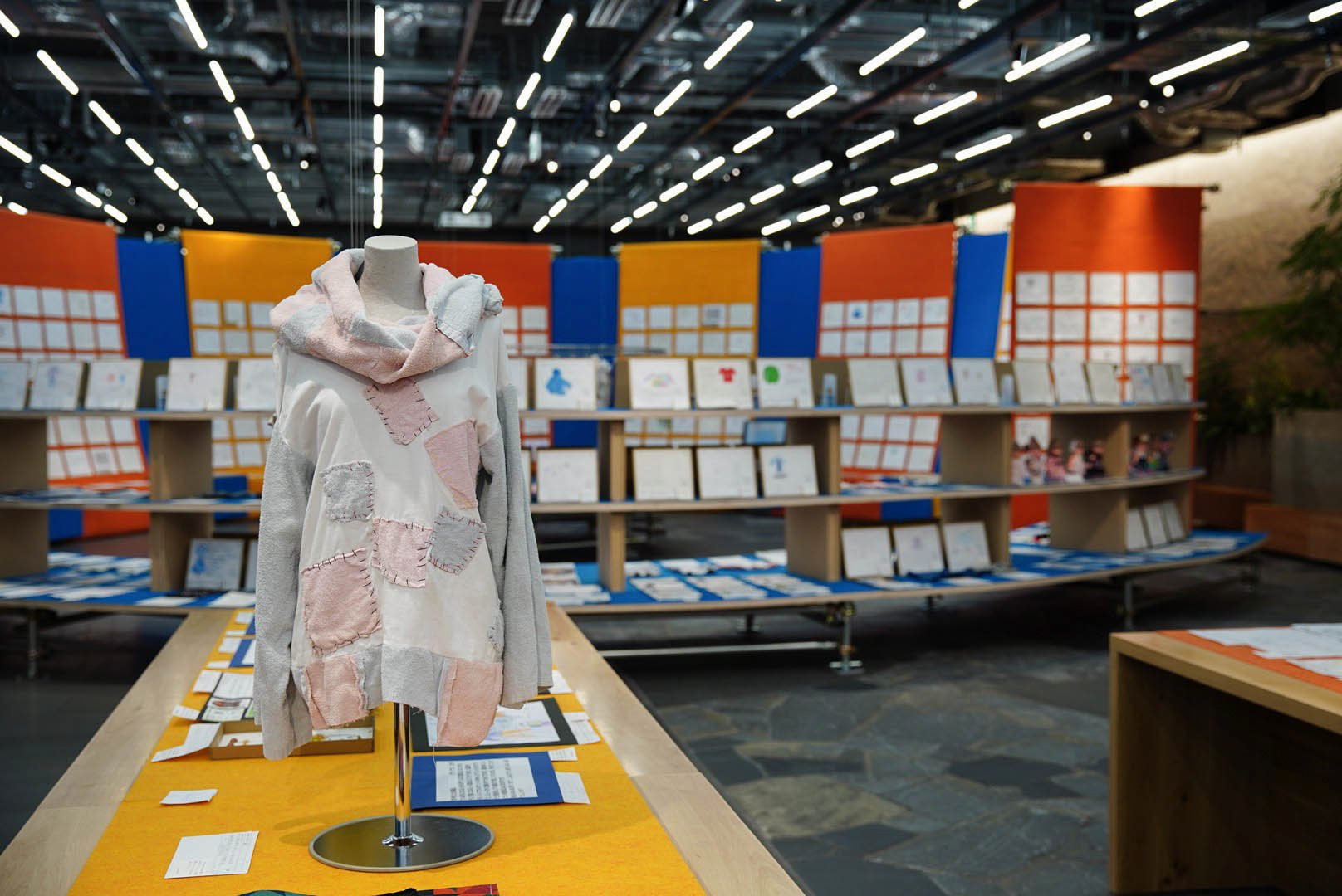 「ゴールドウイン 地球にやさしい未来の服、ひらめき展」の会場風景