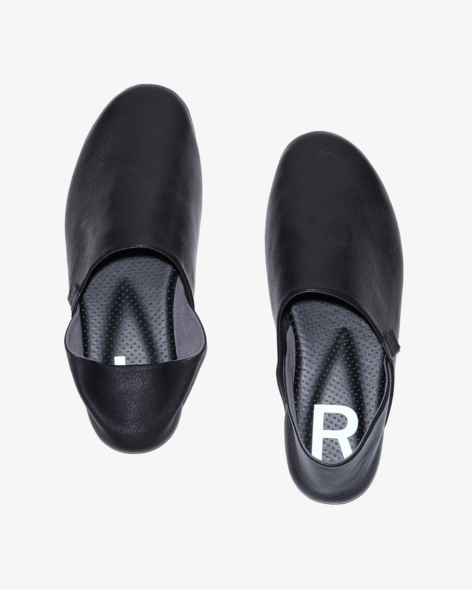 黒いルームシューズ