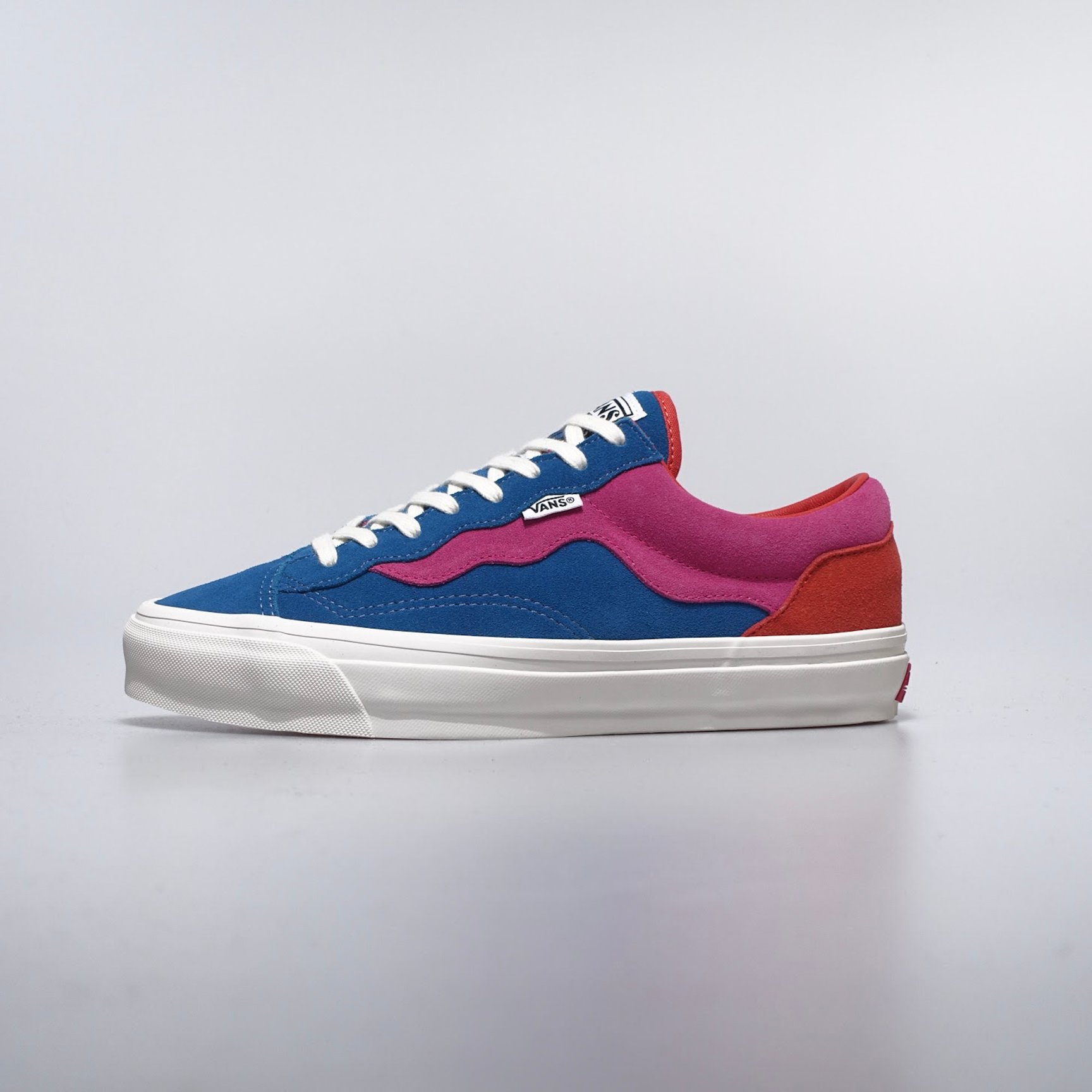 赤と青のバイカラーのスニーカー