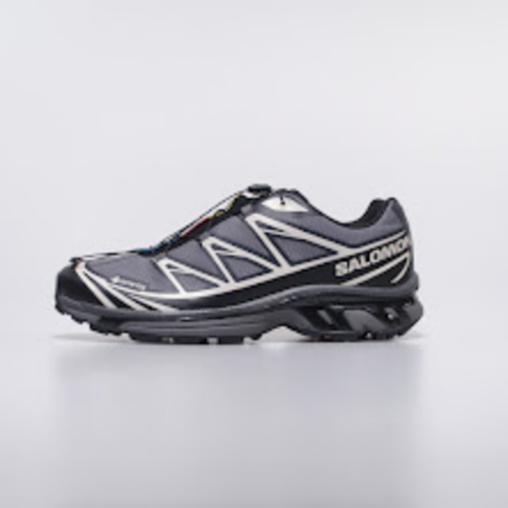 黒いスニーカー