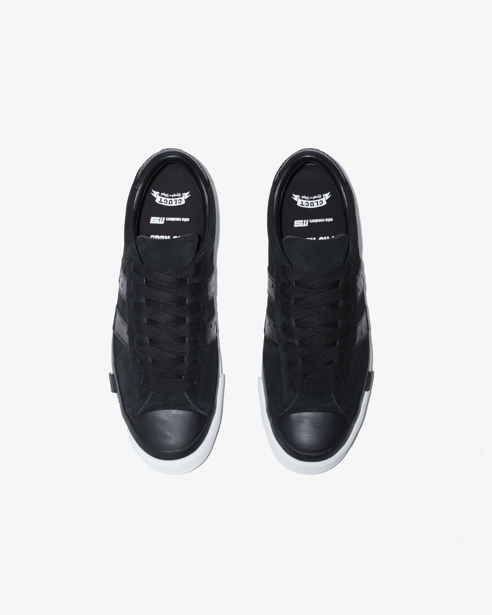 黒いスニーカー