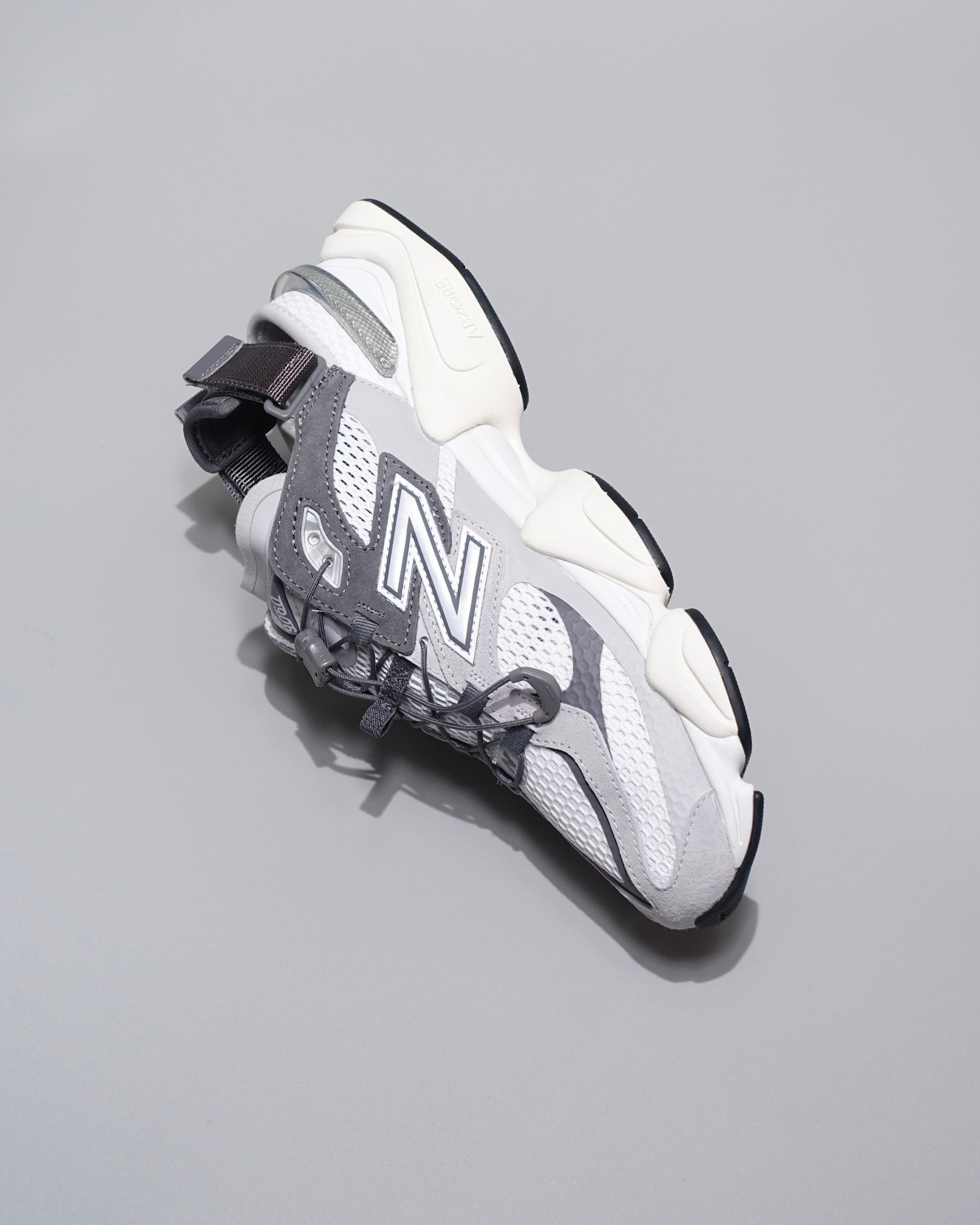 グレーのスニーカー