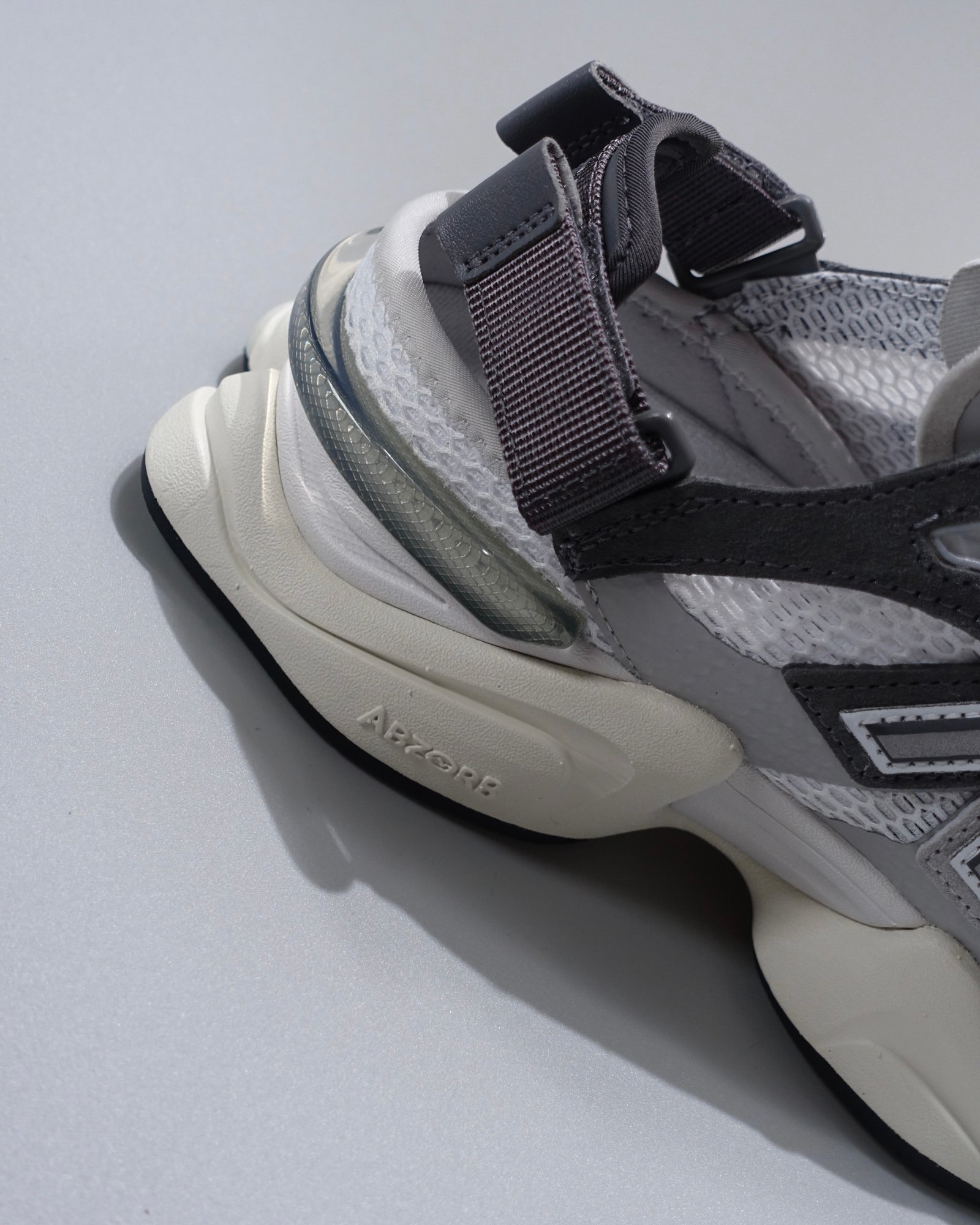 グレーのスニーカー