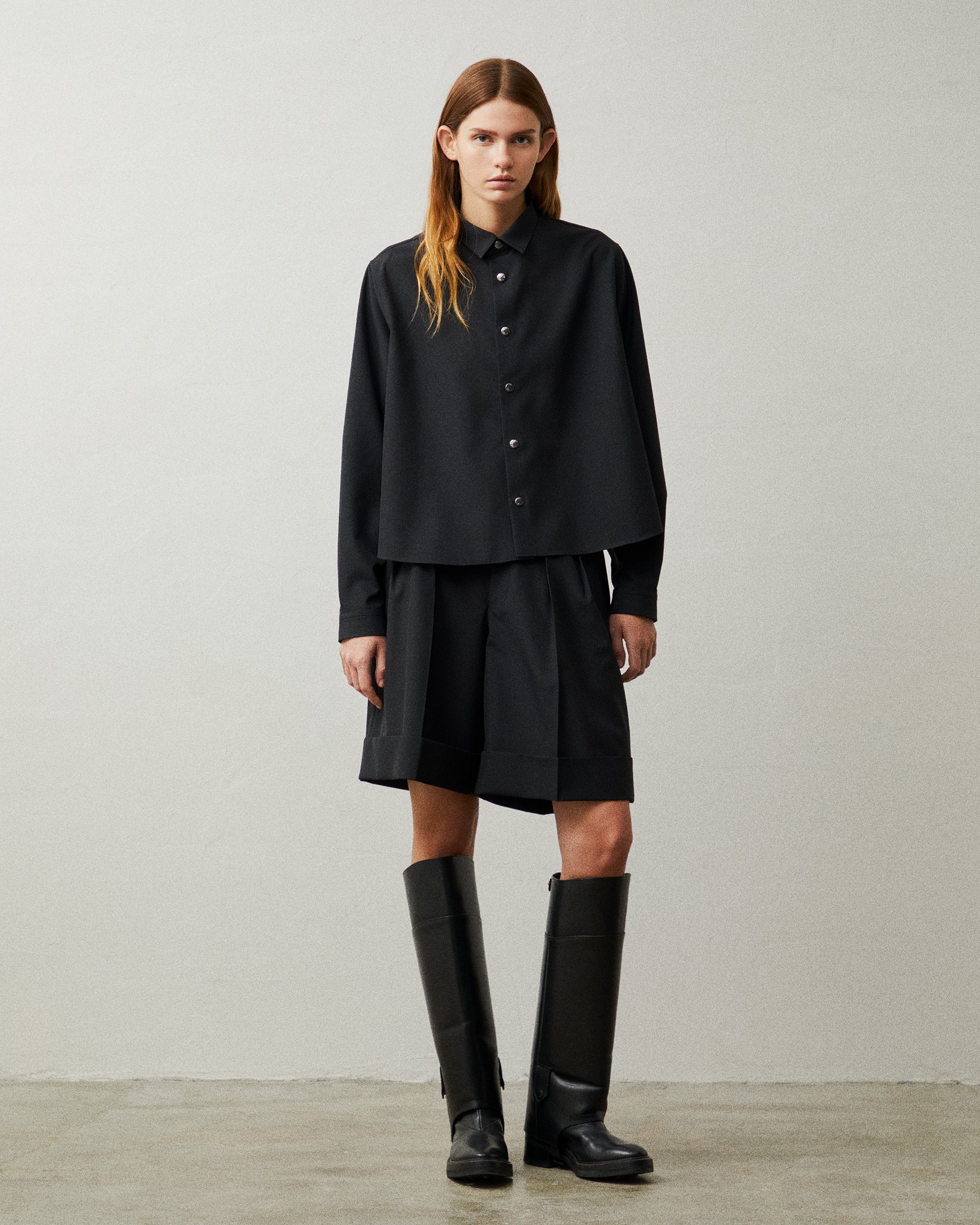 リラクスの洋服を着たモデル