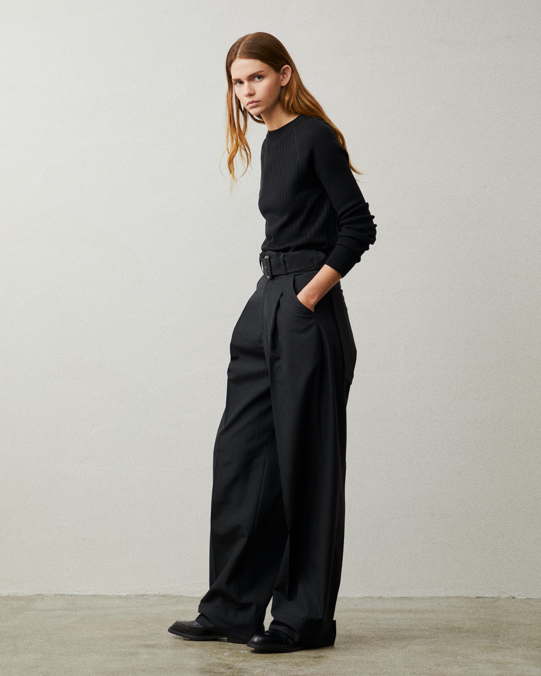 リラクスの洋服を着たモデル