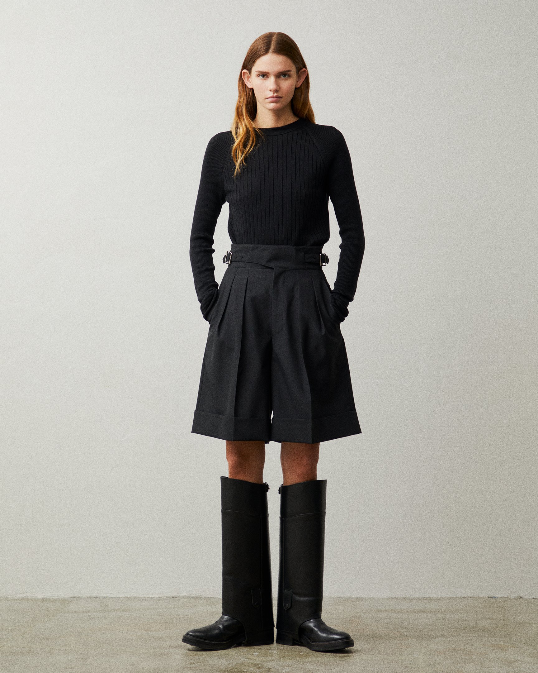 リラクスの洋服を着たモデル