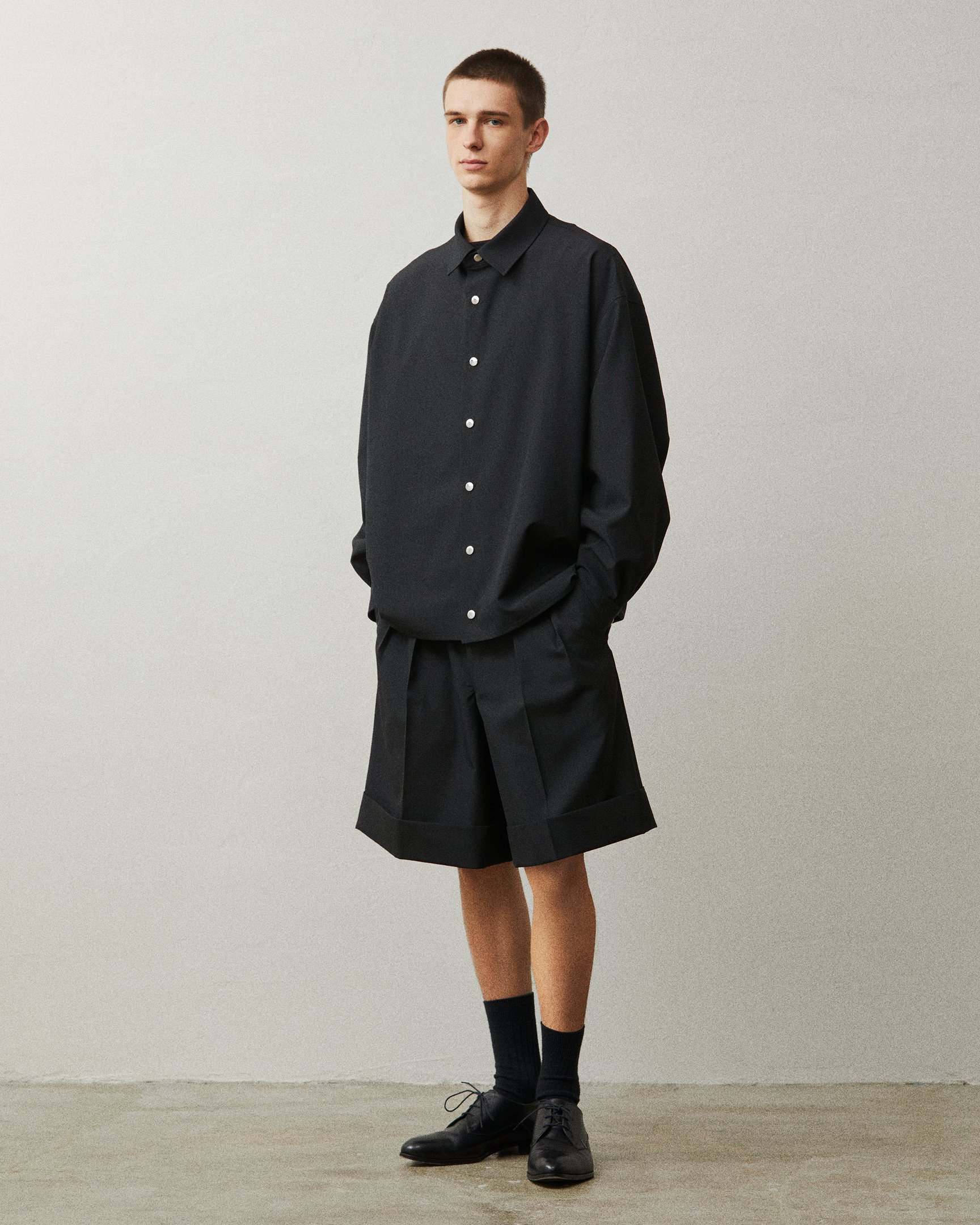 リラクスの洋服を着たモデル