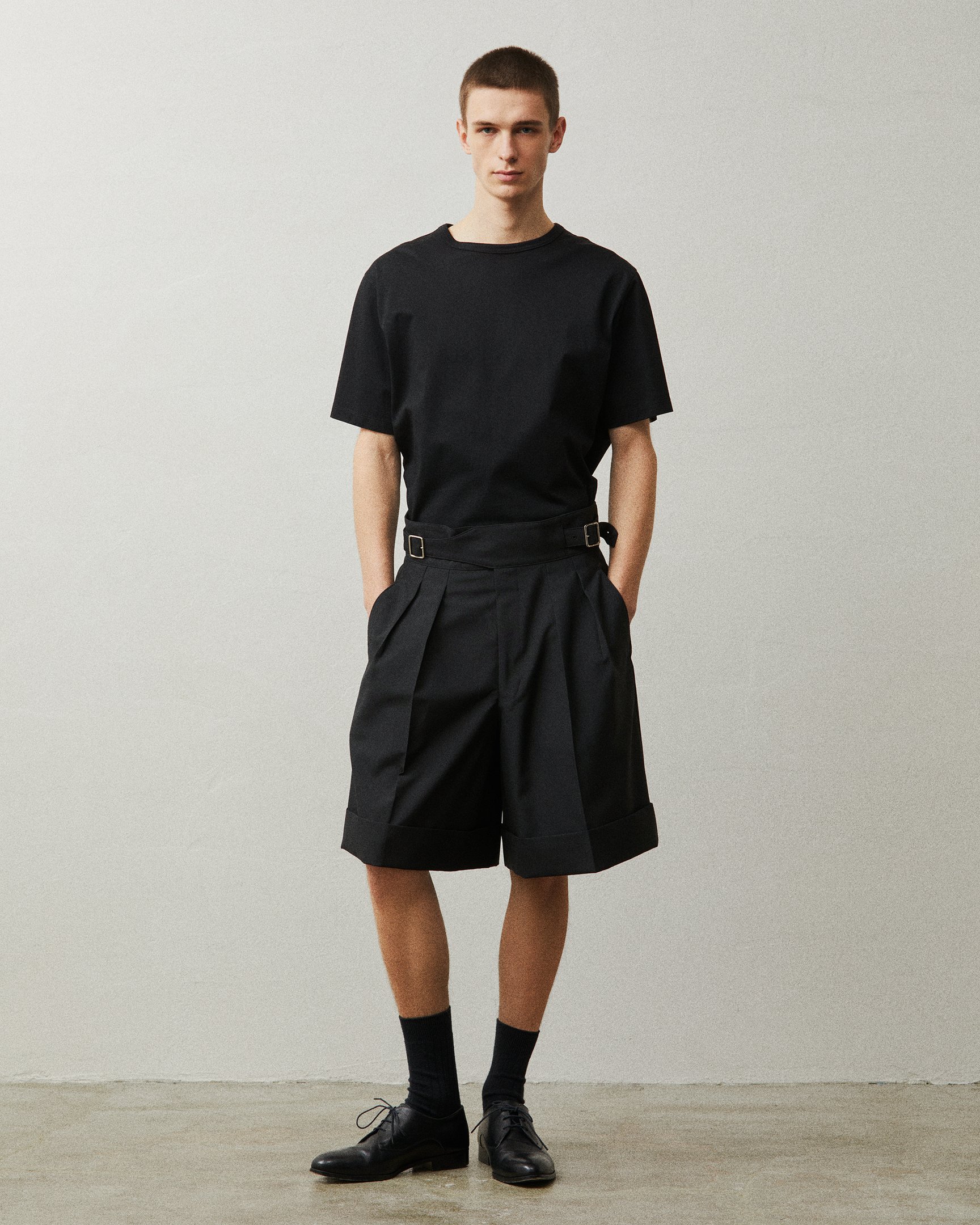 リラクスの洋服を着たモデル