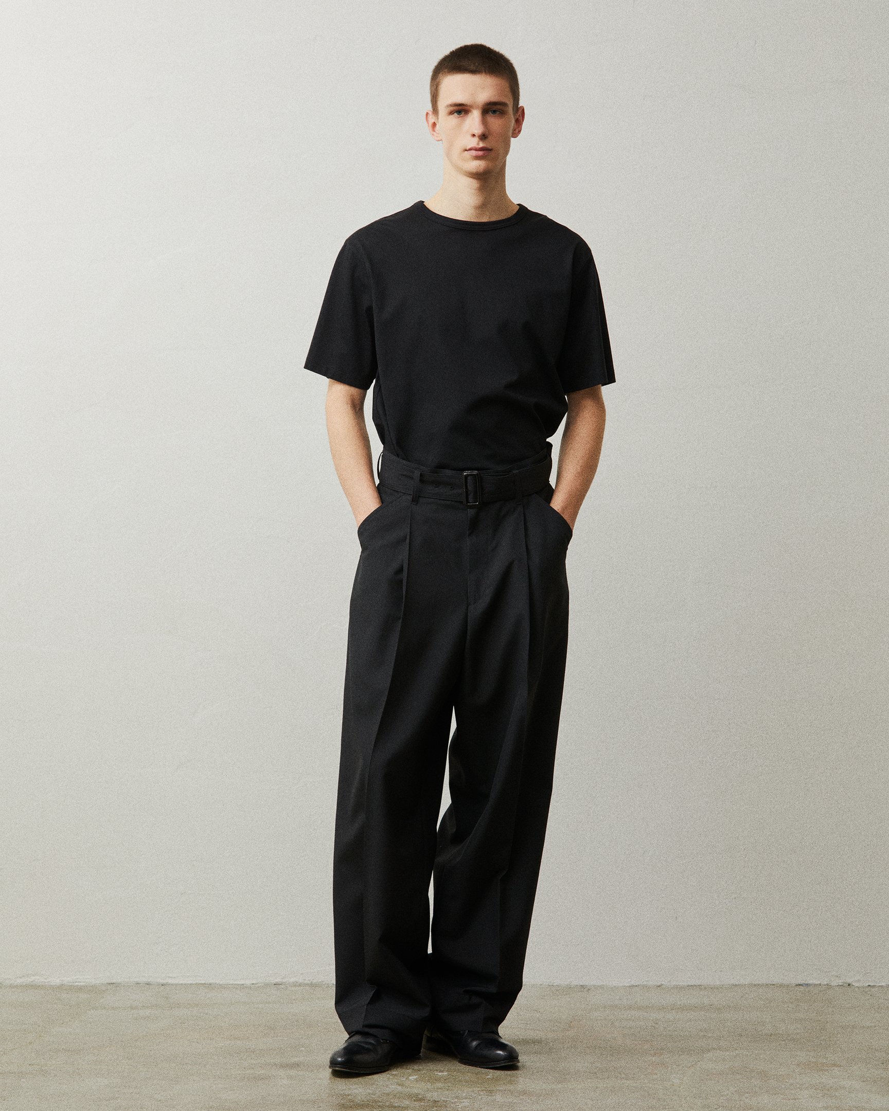 リラクスの洋服を着たモデル