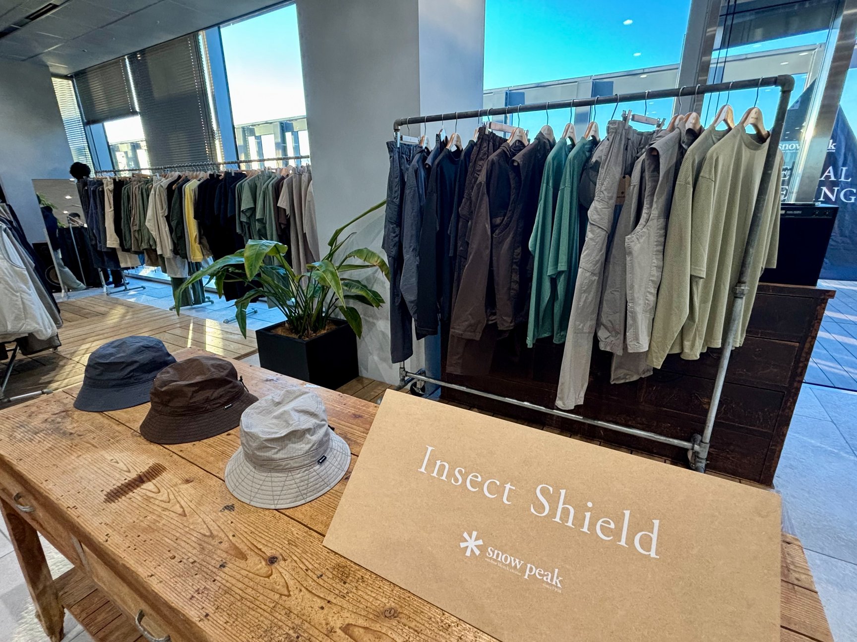 「スノーピーク」2026年春夏展示会でのアパレルコーナーの画像