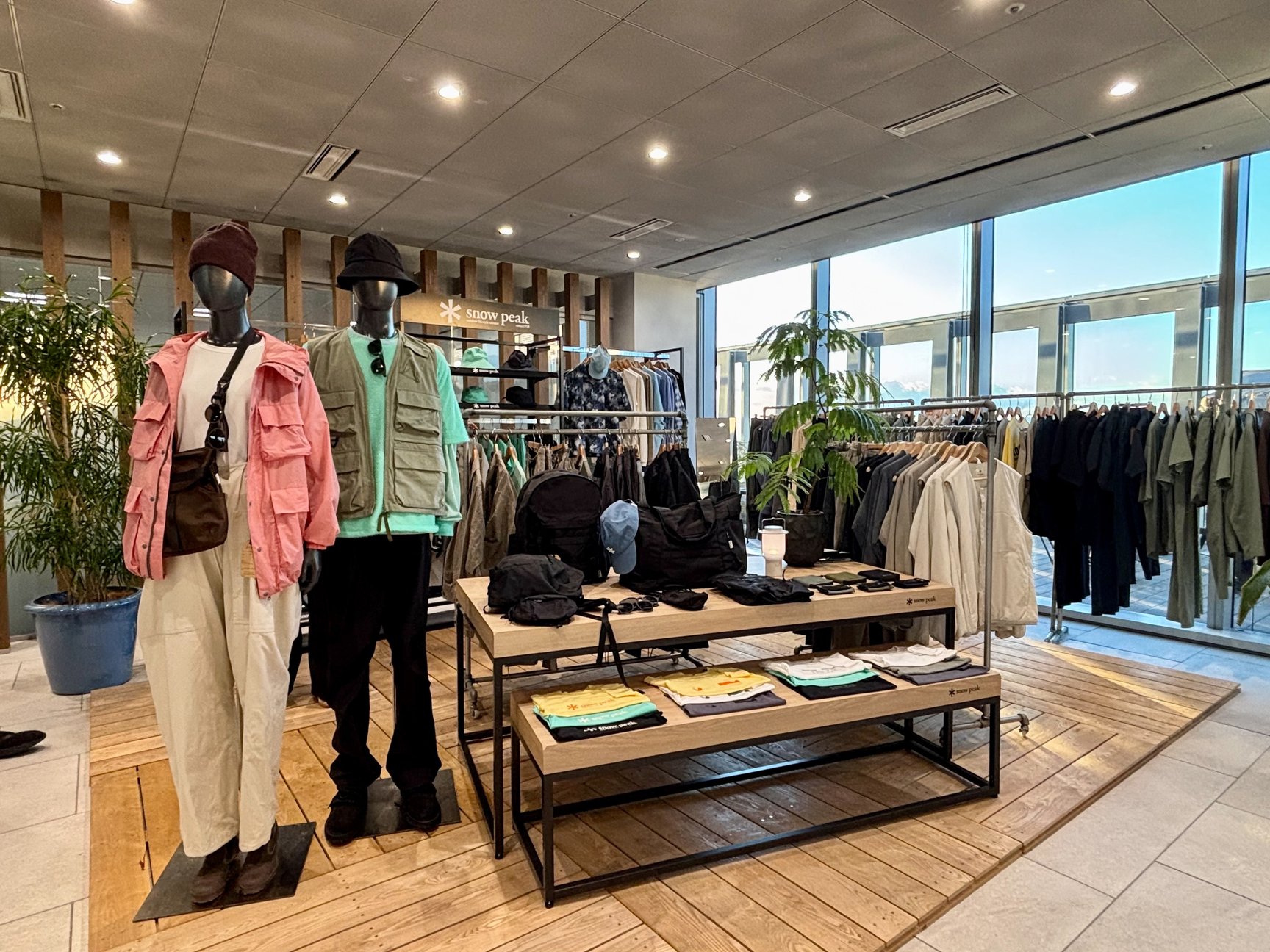 「スノーピーク」2026年春夏展示会でのアパレルコーナーの画像