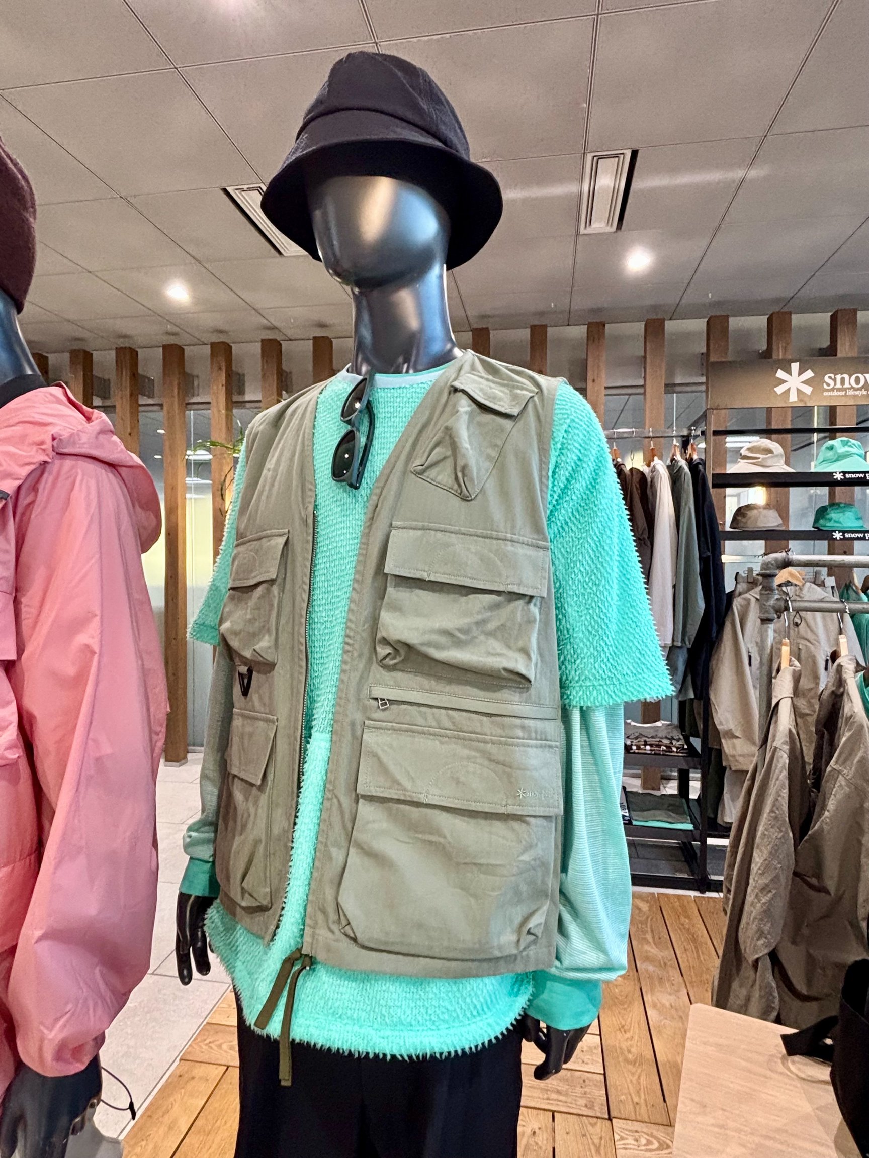 「スノーピーク」2026年春夏展示会でのアパレルコーナーの画像