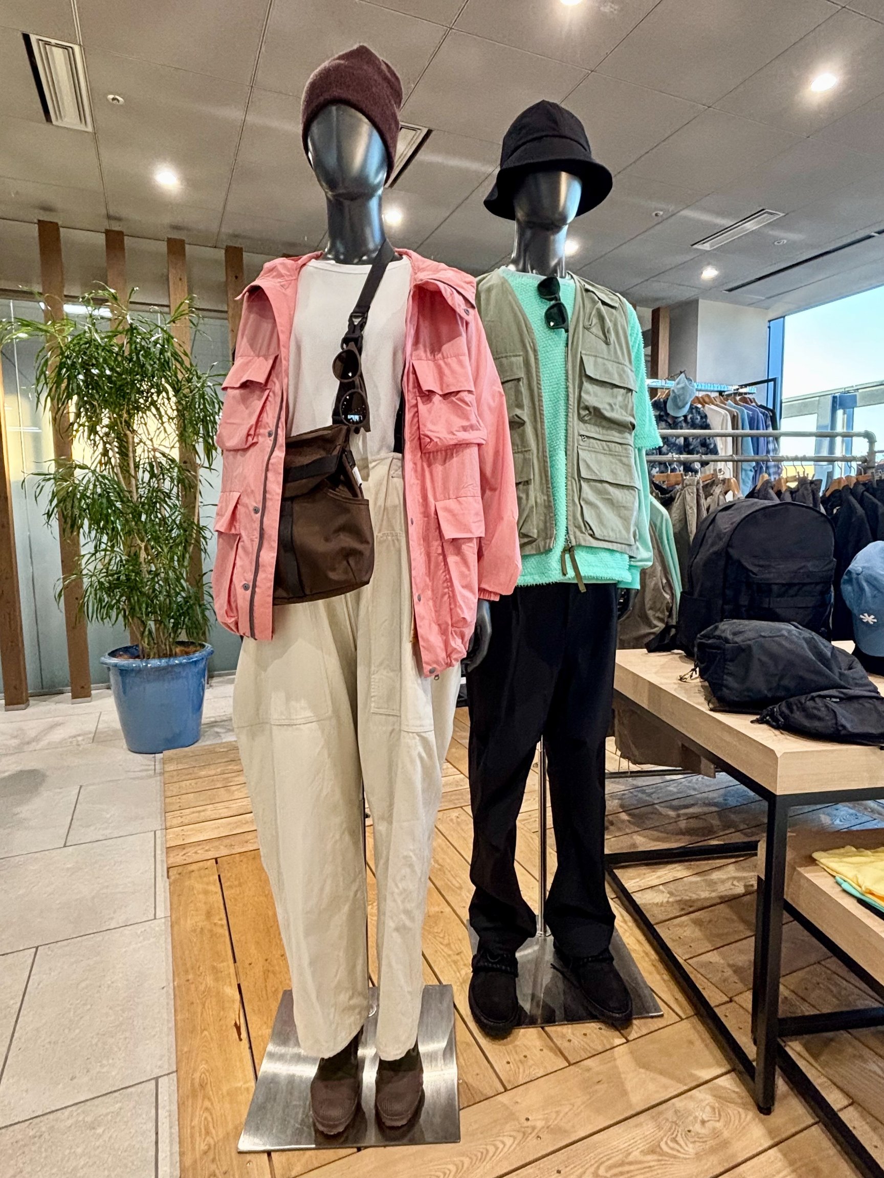 「スノーピーク」2026年春夏展示会でのアパレルコーナーの画像