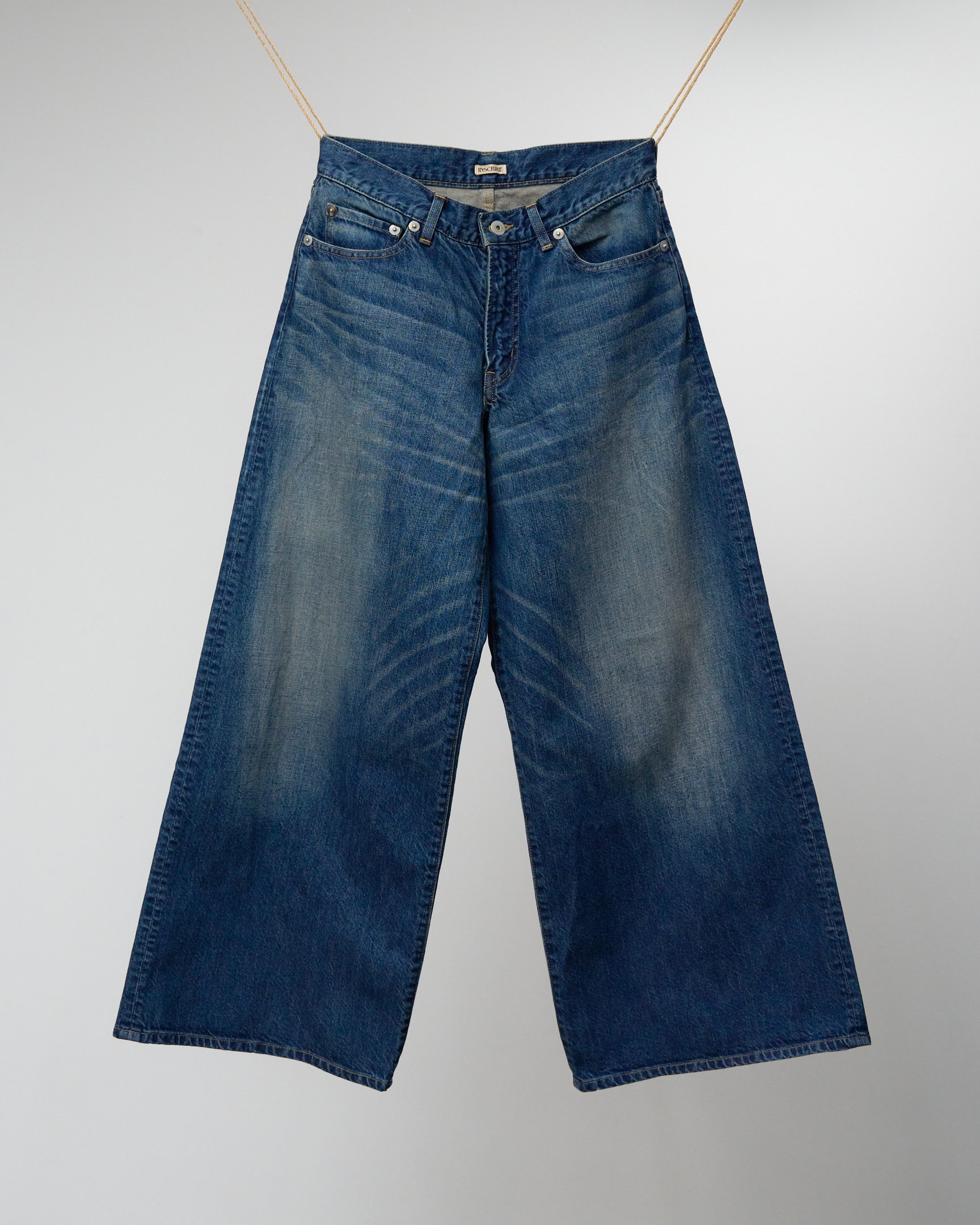 アンスクリアのデニムパンツ