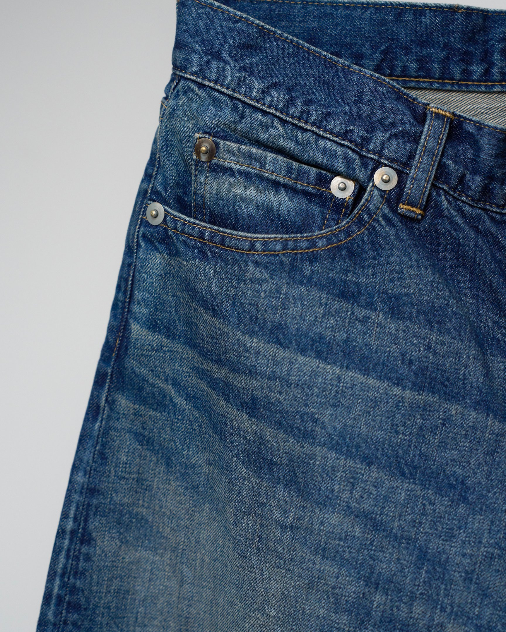 アンスクリアのデニムパンツ